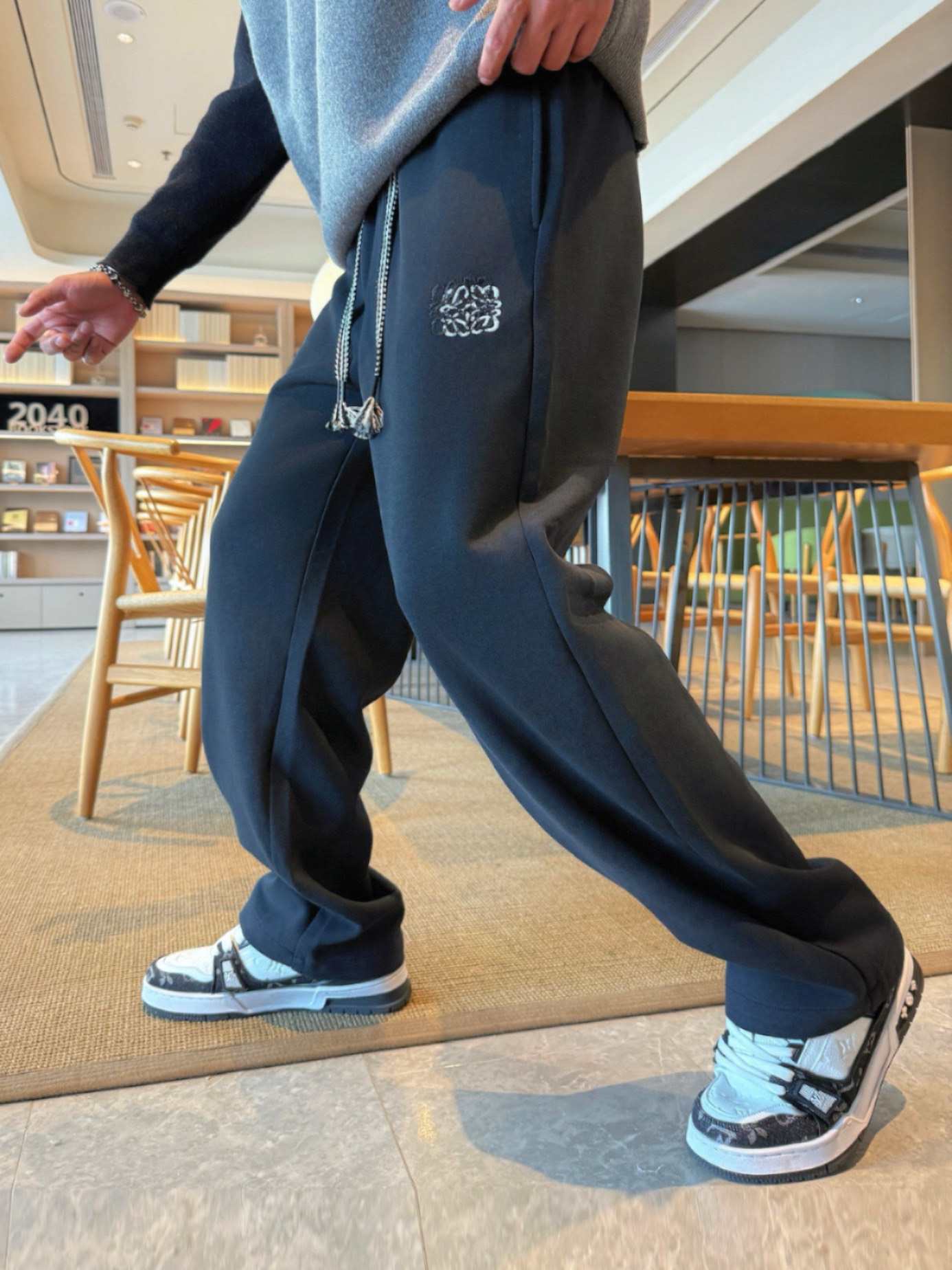 NO:609694,Luo Yiwei's top products 2025 autumn and winter new casual pants!  On sale simultaneously on the official website. The brand's classic LOGO casual pants, customized fabrics, excellent comfort, strong touch. Highly recognizable, perfect appearance and craftsmanship. Sizes M-3XL, loewe, alexander wang19860909罗意威 顶级货品 2025秋冬新款休闲裤！官网同步发售.品牌经典LOGO休闲裤 ,定制面料,舒适度极好,手触感强烈.辨识度极高,完美品相工艺. 尺码M-3XL,,loewe,alexander wang,Men's clothing