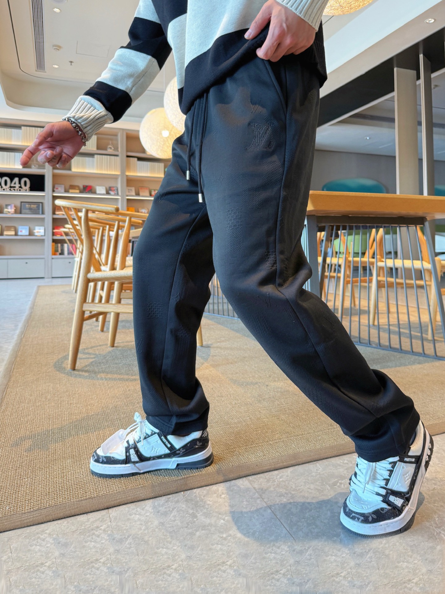 NO:609669,LV top products 2025 autumn and winter new casual pants!  On sale simultaneously on the official website. The brand's classic LOGO casual pants, customized fabrics, extremely comfortable, strong touch. Highly recognizable, perfect appearance and craftsmanship. Sizes M-3XL, louis vuitton, alexander wang19860909LV顶级货品 2025秋冬新款休闲裤！官网同步发售.品牌经典LOGO休闲裤 ,定制面料,舒适度极好,手触感强烈.辨识度极高,完美品相工艺. 尺码M-3XL,,louis vuitton,alexander wang,Men's clothing