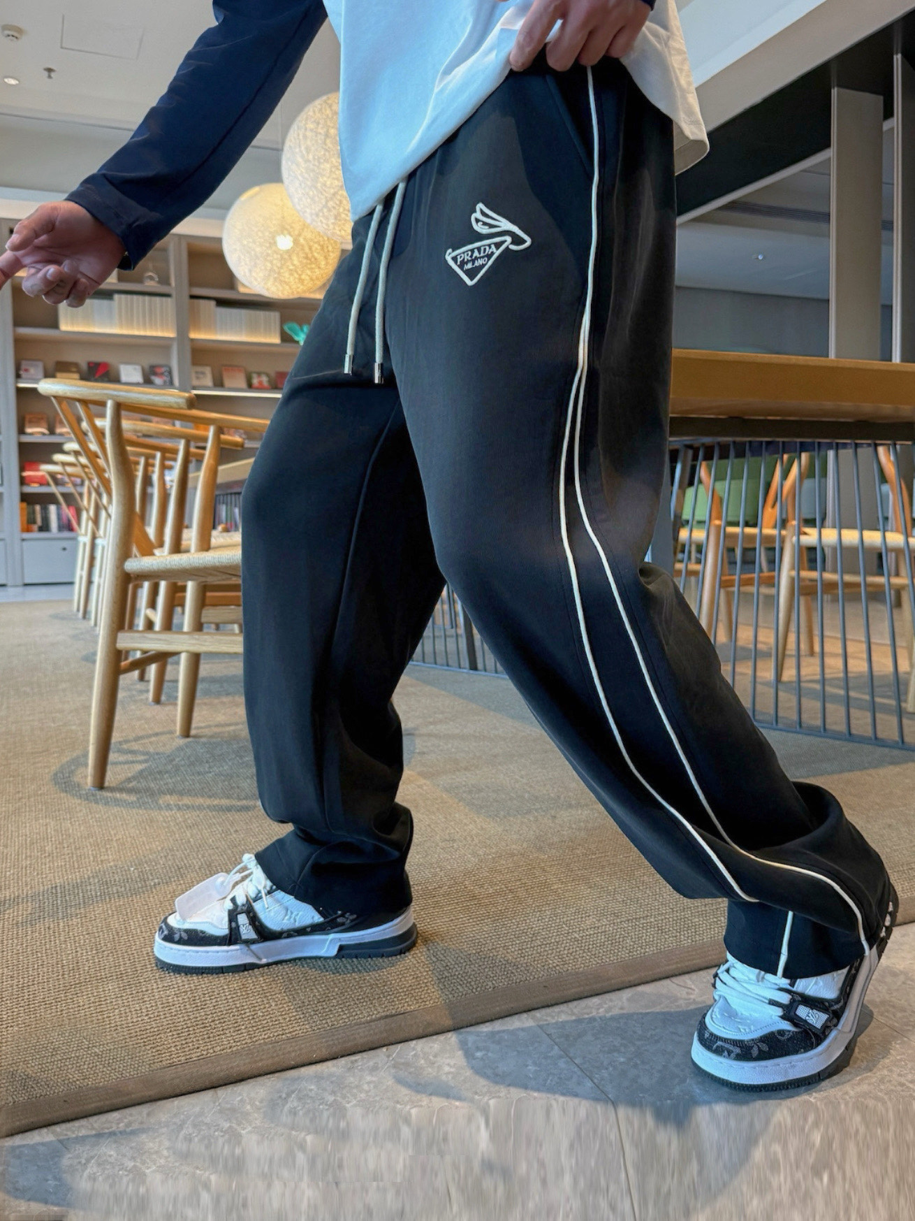 NO:609624,Prada's top product 2025 autumn and winter new casual pants!  On sale simultaneously on the official website. Brand classic LOGO casual pants, customized fabrics, excellent comfort, strong touch. Highly recognizable, perfect appearance and craftsmanship. Sizes M-3XL, prada, alexander wang19860909普拉达顶级货品 2025秋冬新款休闲裤！官网同步发售.品牌经典LOGO休闲裤 ,定制面料,舒适度极好,手触感强烈.辨识度极高,完美品相工艺. 尺码M-3XL,,prada,alexander wang,Men's clothing