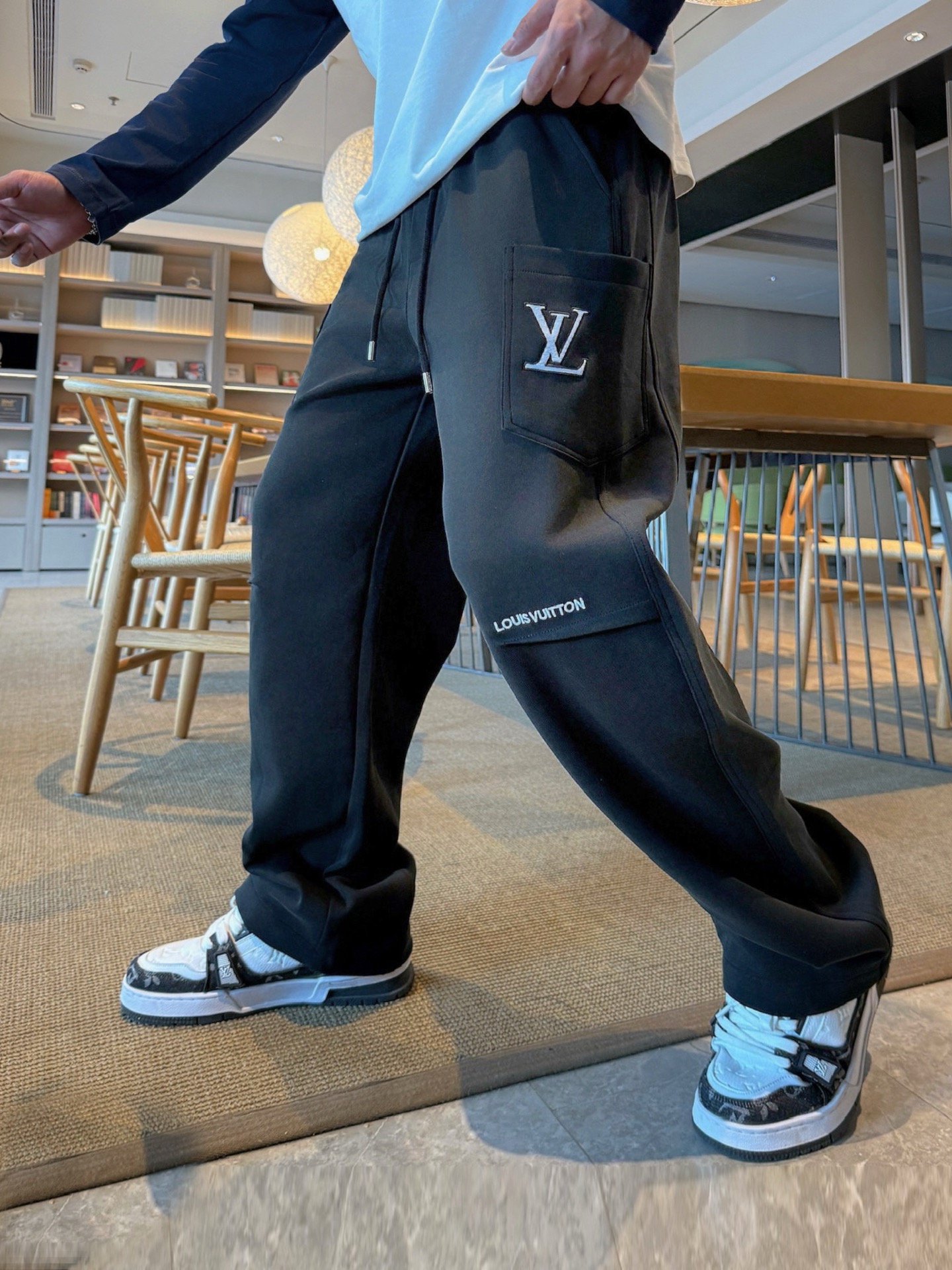 NO:609725,LV top products 2025 autumn and winter new casual pants!  On sale simultaneously on the official website. The brand's classic LOGO casual pants, customized fabrics, extremely comfortable, strong touch. Highly recognizable, perfect appearance and craftsmanship. Sizes M-3XL, louis vuitton, alexander wang19860909LV 顶级货品 2025秋冬新款休闲裤！官网同步发售.品牌经典LOGO休闲裤 ,定制面料,舒适度极好,手触感强烈.辨识度极高,完美品相工艺. 尺码M-3XL,,louis vuitton,alexander wang,Men's clothing