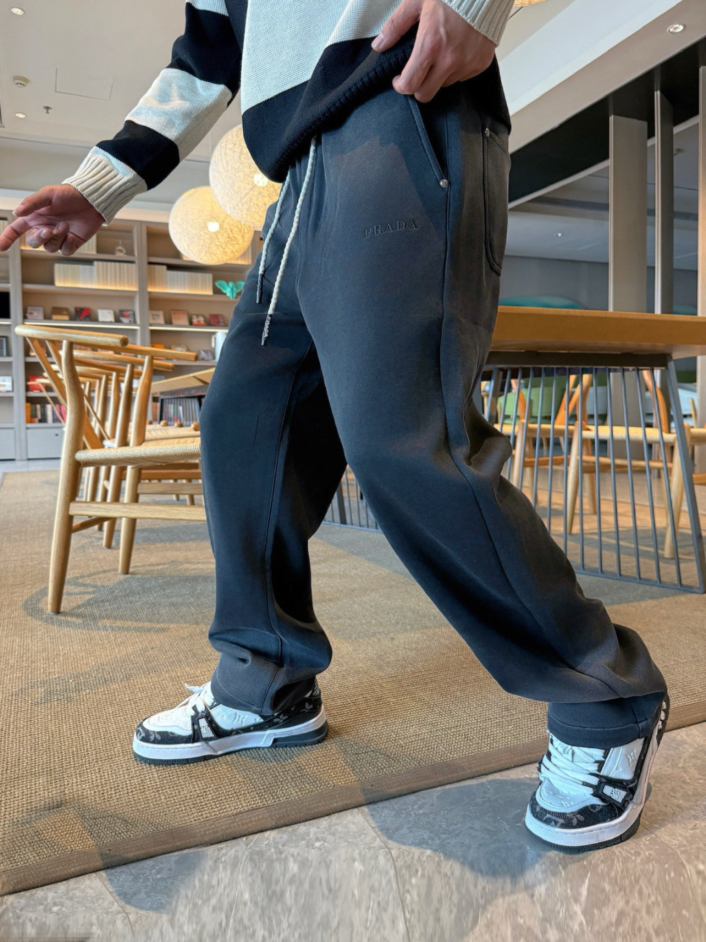 NO:609673,Prada's top product 2025 autumn and winter new casual pants!  On sale simultaneously on the official website. Brand classic LOGO casual pants, customized fabrics, excellent comfort, strong touch. Highly recognizable, perfect appearance and craftsmanship. Sizes M-3XL, prada, alexander wang19860909普拉达顶级货品 2025秋冬新款休闲裤！官网同步发售.品牌经典LOGO休闲裤 ,定制面料,舒适度极好,手触感强烈.辨识度极高,完美品相工艺. 尺码M-3XL,,prada,alexander wang,Men's clothing