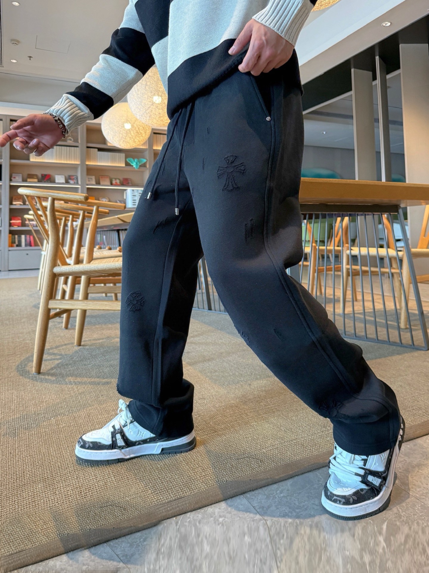 NO:609628,Croxin Top Products 2025 Autumn and Winter New Casual Pants!  On sale simultaneously on the official website. Brand classic LOGO casual pants, customized fabrics, extremely comfortable, strong touch. Highly recognizable, perfect appearance and craftsmanship. Sizes M-3XL, chrome hearts, alexander wang19860909克罗心 顶级货品 2025秋冬新款休闲裤！官网同步发售.品牌经典LOGO休闲裤 ,定制面料,舒适度极好,手触感强烈.辨识度极高,完美品相工艺. 尺码M-3XL,,chrome hearts,alexander wang,Men's clothing