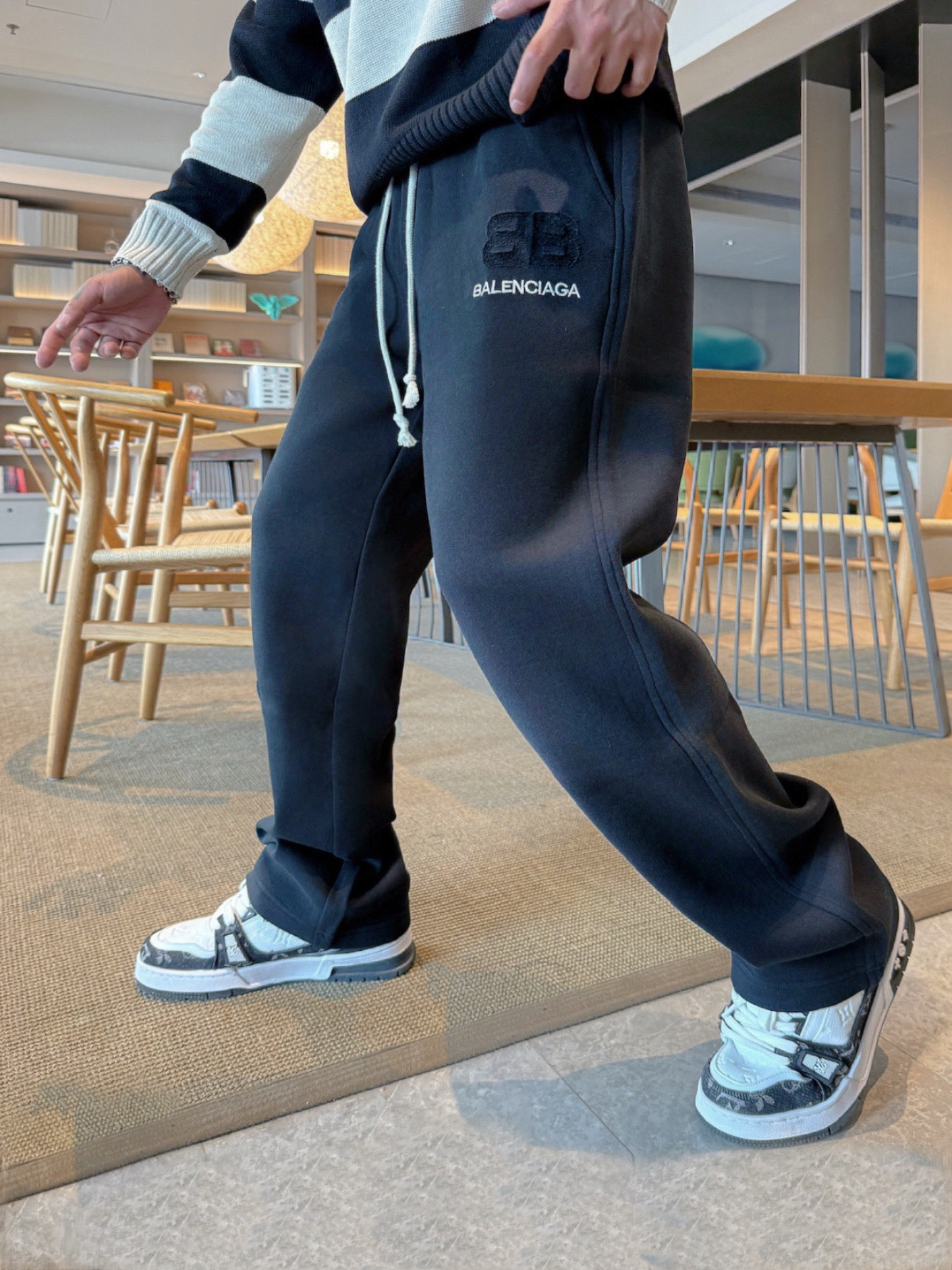 NO:609715,Balenciaga's top product 2025 autumn and winter new casual pants!  On sale simultaneously on the official website. Brand classic LOGO casual pants, customized fabrics, excellent comfort, strong touch. Highly recognizable, perfect appearance and craftsmanship. Sizes M-3XL, balenciaga, alexander wang19860909巴黎世家顶级货品 2025秋冬新款休闲裤！官网同步发售.品牌经典LOGO休闲裤 ,定制面料,舒适度极好,手触感强烈.辨识度极高,完美品相工艺. 尺码M-3XL,,balenciaga,alexander wang,Men's clothing