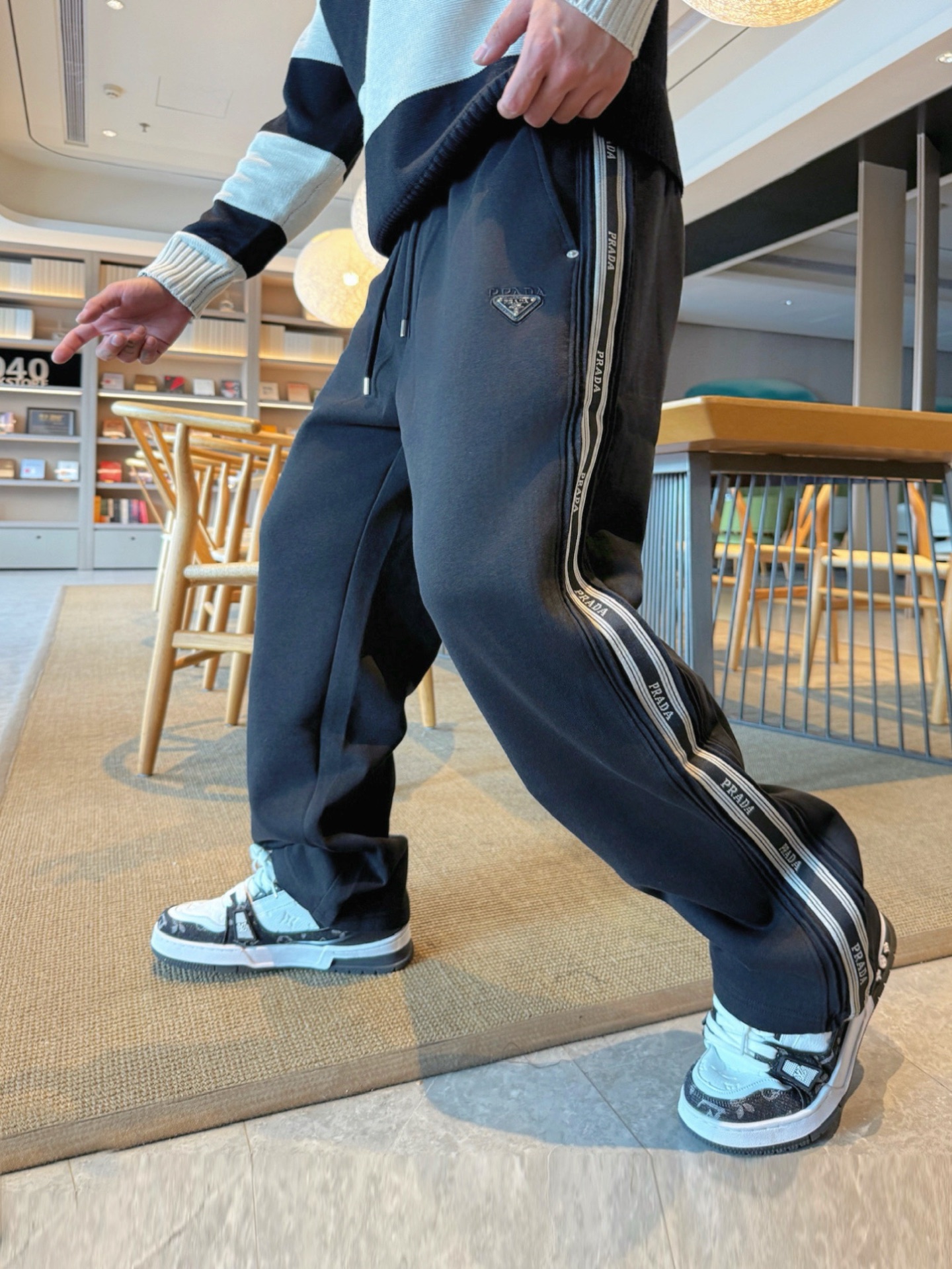 NO:609629,Prada's top product 2025 autumn and winter new casual pants!  On sale simultaneously on the official website. Brand classic LOGO casual pants, customized fabrics, excellent comfort, strong touch. Highly recognizable, perfect appearance and craftsmanship. Sizes M-3XL, prada, alexander wang19860909普拉达顶级货品 2025秋冬新款休闲裤！官网同步发售.品牌经典LOGO休闲裤 ,定制面料,舒适度极好,手触感强烈.辨识度极高,完美品相工艺. 尺码M-3XL,,prada,alexander wang,Men's clothing