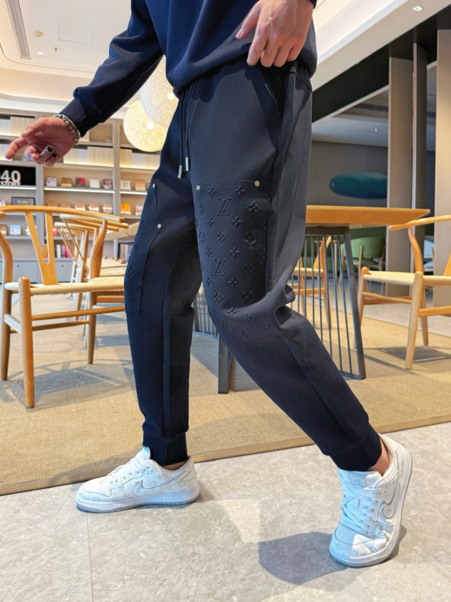 NO:609604,LV top products 2025 autumn and winter new casual pants!  On sale simultaneously on the official website. The brand's classic LOGO casual pants, customized fabrics, extremely comfortable, strong touch. Highly recognizable, perfect appearance and craftsmanship. Sizes M-3XL, louis vuitton, alexander wang19860909LV顶级货品 2025秋冬新款休闲裤！官网同步发售.品牌经典LOGO休闲裤 ,定制面料,舒适度极好,手触感强烈.辨识度极高,完美品相工艺. 尺码M-3XL,,louis vuitton,alexander wang,Men's clothing