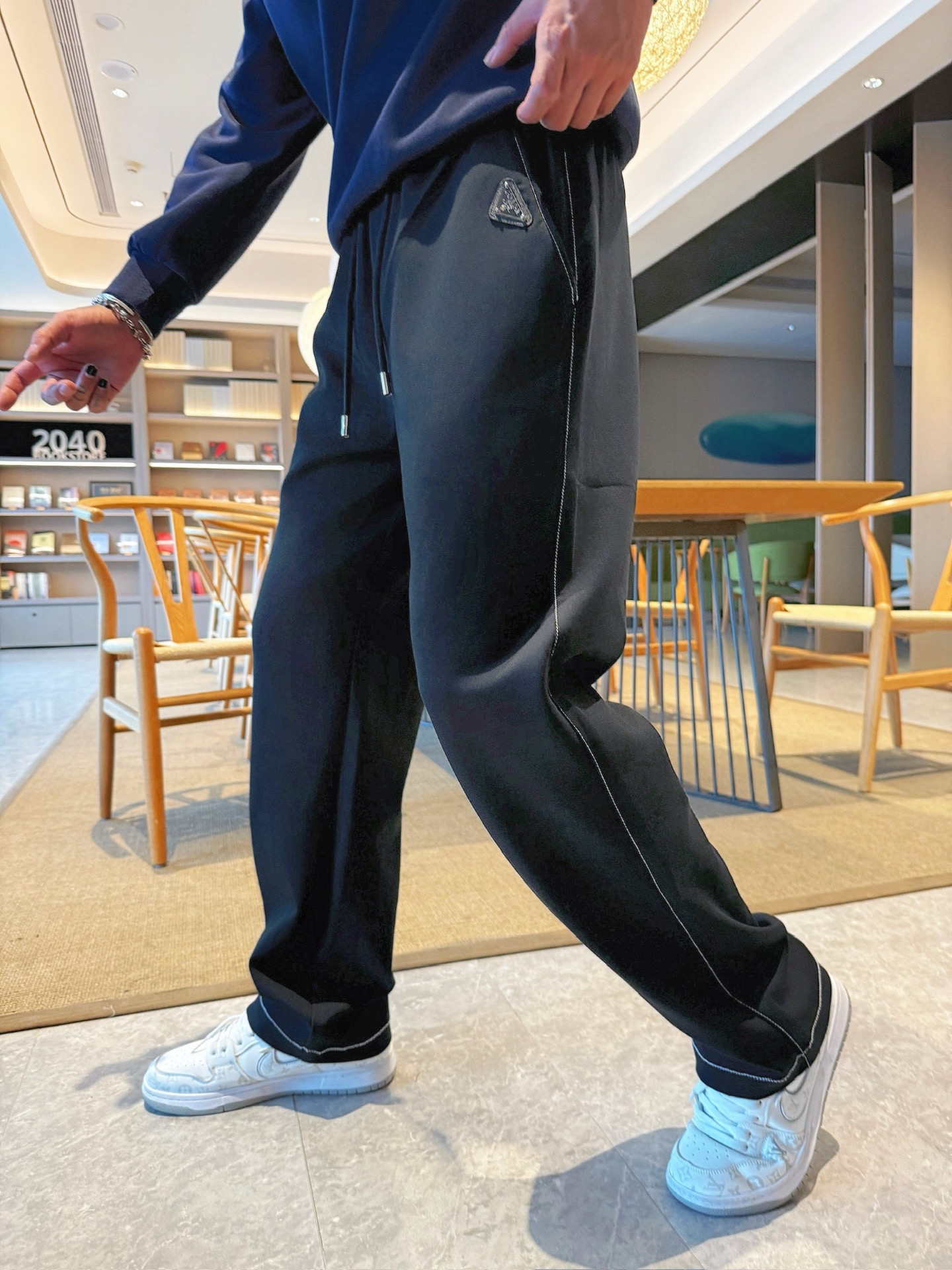 NO:609638,Prada's top product 2025 autumn and winter new casual pants!  On sale simultaneously on the official website. Brand classic LOGO casual pants, customized fabrics, excellent comfort, strong touch. Highly recognizable, perfect appearance and craftsmanship. Sizes M-3XL, prada, alexander wang19860909普拉达顶级货品 2025秋冬新款休闲裤！官网同步发售.品牌经典LOGO休闲裤 ,定制面料,舒适度极好,手触感强烈.辨识度极高,完美品相工艺. 尺码M-3XL,,prada,alexander wang,Men's clothing