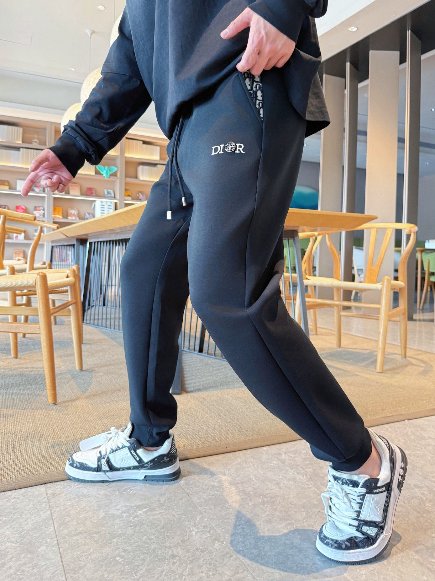 NO:609727,Dior's top products 2025 autumn and winter new casual pants!  On sale simultaneously on the official website. Brand classic LOGO casual pants, customized fabrics, excellent comfort, strong touch. Highly recognizable, perfect appearance and craftsmanship. Sizes M-3XL, dior, alexander wang19860909迪奥 顶级货品 2025秋冬新款休闲裤！官网同步发售.品牌经典LOGO休闲裤 ,定制面料,舒适度极好,手触感强烈.辨识度极高,完美品相工艺. 尺码M-3XL,,dior,alexander wang,Men's clothing