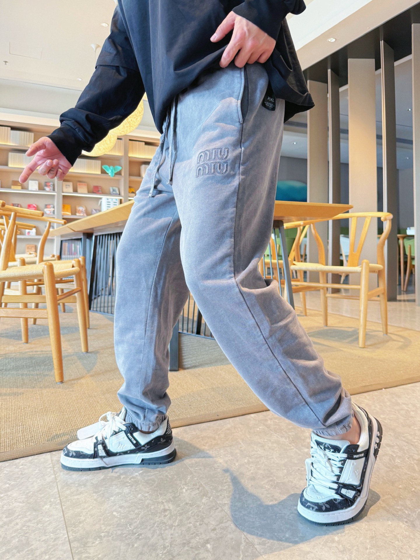 NO:609596,MIU top product 2025 autumn and winter new casual pants!  On sale simultaneously on the official website. Brand classic LOGO casual pants, customized fabrics, excellent comfort, strong touch. Highly recognizable, perfect appearance and craftsmanship. Sizes M-3XL,,miumiu,alexander wang19860909MIU顶级货品 2025秋冬新款休闲裤！官网同步发售.品牌经典LOGO休闲裤 ,定制面料,舒适度极好,手触感强烈.辨识度极高,完美品相工艺. 尺码M-3XL,,miumiu,alexander wang,Men's clothing