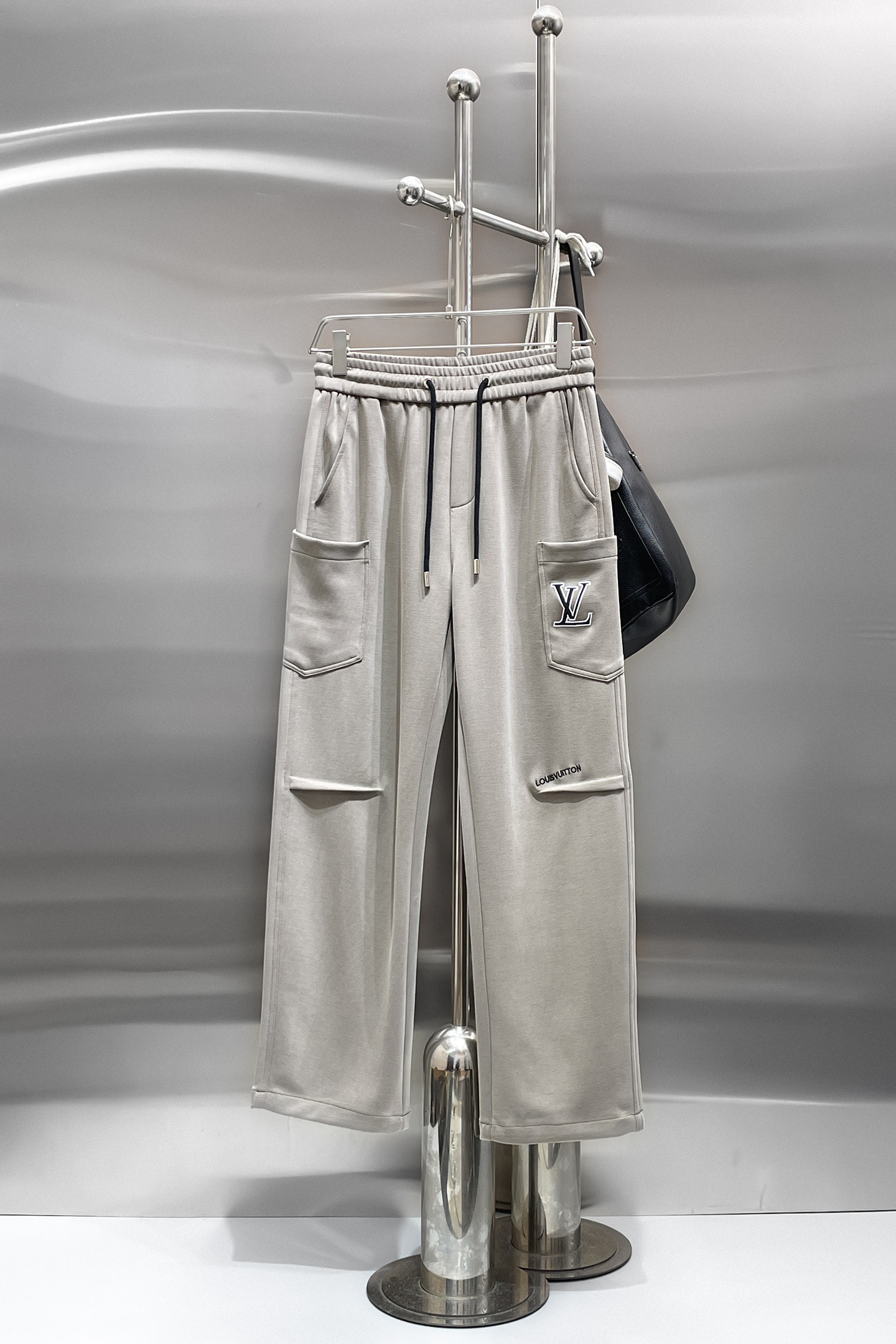 NO:732048,LV top products 2025 autumn and winter new casual pants!  On sale simultaneously on the official website. The brand's classic LOGO casual pants, customized fabrics, excellent comfort, strong touch. Highly recognizable, perfect appearance and craftsmanship. Sizes M-3XL, Louis Vuitton,19860909LV顶级货品 2025秋冬新款休闲裤！官网同步发售.品牌经典LOGO休闲裤 ,定制面料,舒适度极好,手触感强烈.辨识度极高,完美品相工艺. 尺码M-3XL,,louis vuitton,,Men's clothing