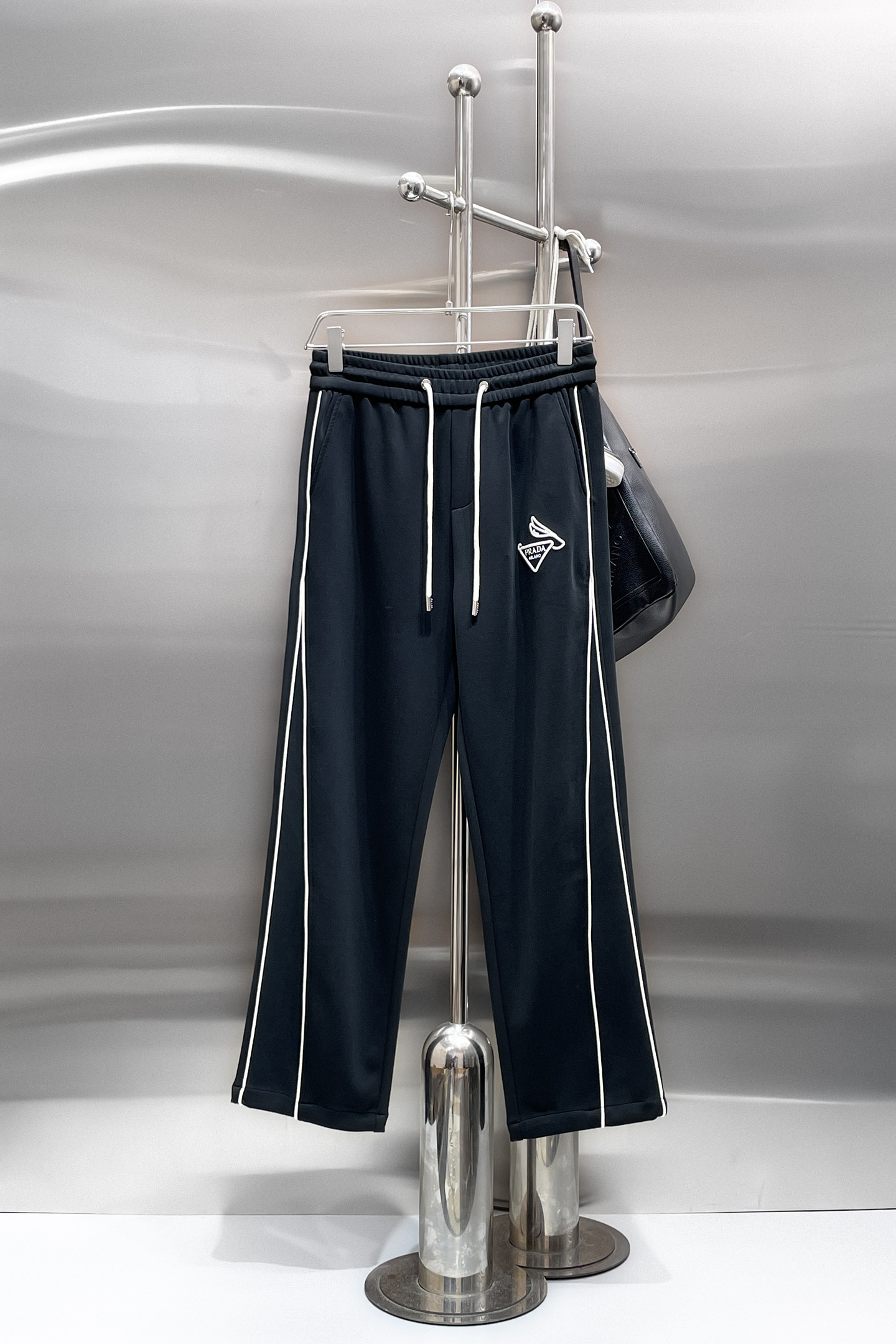 NO:732041,Prada's top product 2025 autumn and winter new casual pants!  On sale simultaneously on the official website. The brand's classic LOGO casual pants, customized fabrics, extremely comfortable, strong touch. Highly recognizable, perfect appearance and craftsmanship. Sizes M-3XL,, prada,19860909普拉达顶级货品 2025秋冬新款休闲裤！官网同步发售.品牌经典LOGO休闲裤 ,定制面料,舒适度极好,手触感强烈.辨识度极高,完美品相工艺. 尺码M-3XL,,prada,,Men's clothing