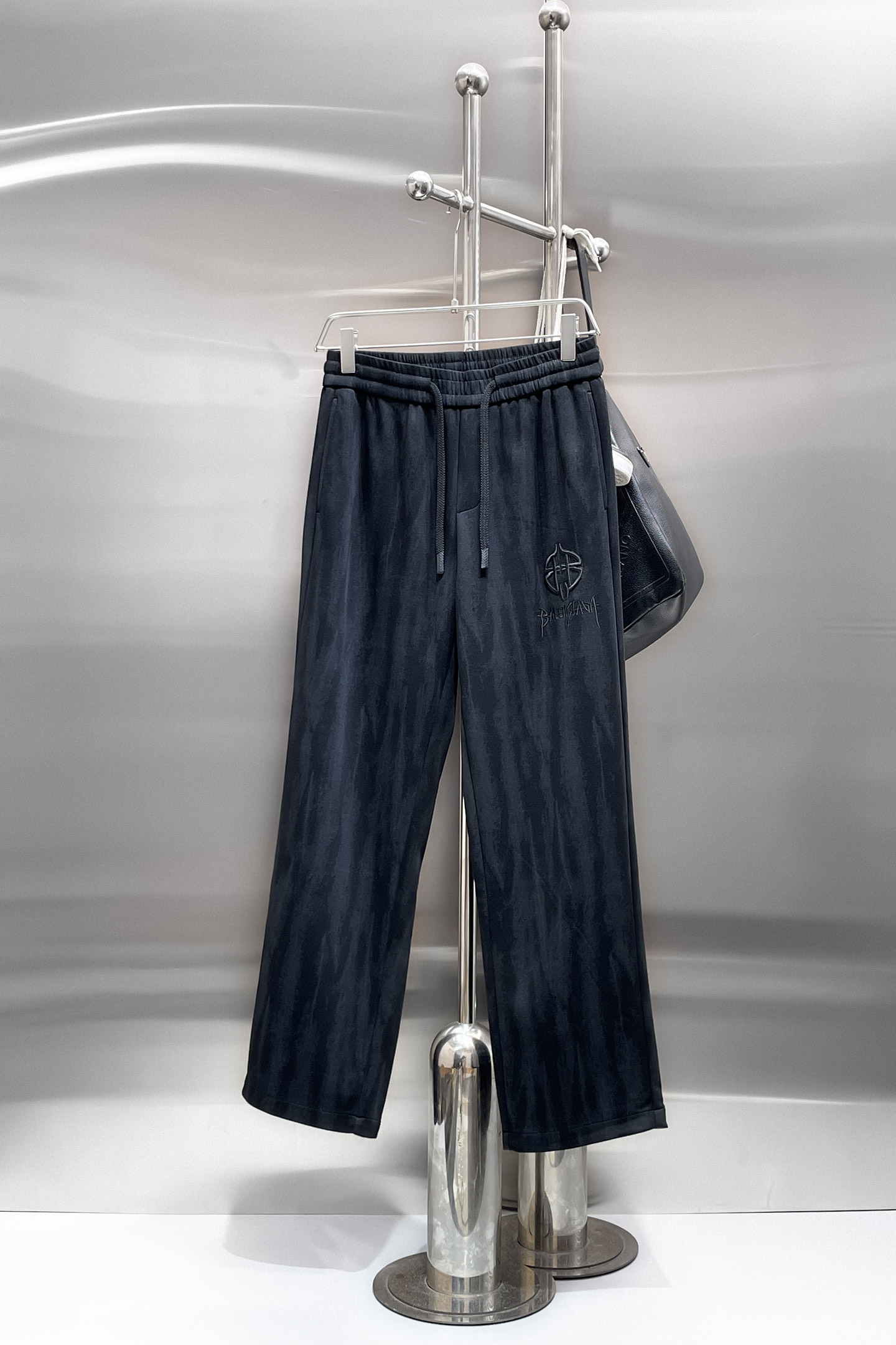 NO:732037,Balenciaga's top product 2025 autumn and winter new casual pants!  On sale simultaneously on the official website. The brand's classic LOGO casual pants, customized fabrics, extremely comfortable, strong touch. Highly recognizable, perfect appearance and craftsmanship. Sizes M-3XL, balenciaga,19860909巴黎世家顶级货品 2025秋冬新款休闲裤！官网同步发售.品牌经典LOGO休闲裤 ,定制面料,舒适度极好,手触感强烈.辨识度极高,完美品相工艺. 尺码M-3XL,,balenciaga,,Men's clothing