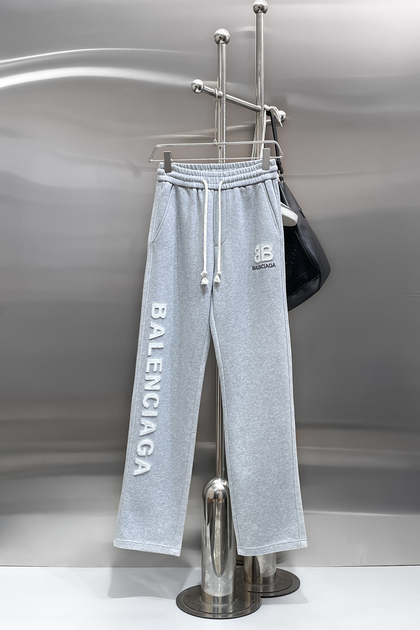 NO:732069,Balenciaga's top product 2025 autumn and winter new casual pants!  On sale simultaneously on the official website. The brand's classic LOGO casual pants, customized fabrics, extremely comfortable, strong touch. Highly recognizable, perfect appearance and craftsmanship. Sizes M-3XL, balenciaga,19860909巴黎世家顶级货品 2025秋冬新款休闲裤！官网同步发售.品牌经典LOGO休闲裤 ,定制面料,舒适度极好,手触感强烈.辨识度极高,完美品相工艺. 尺码M-3XL,,balenciaga,,Men's clothing