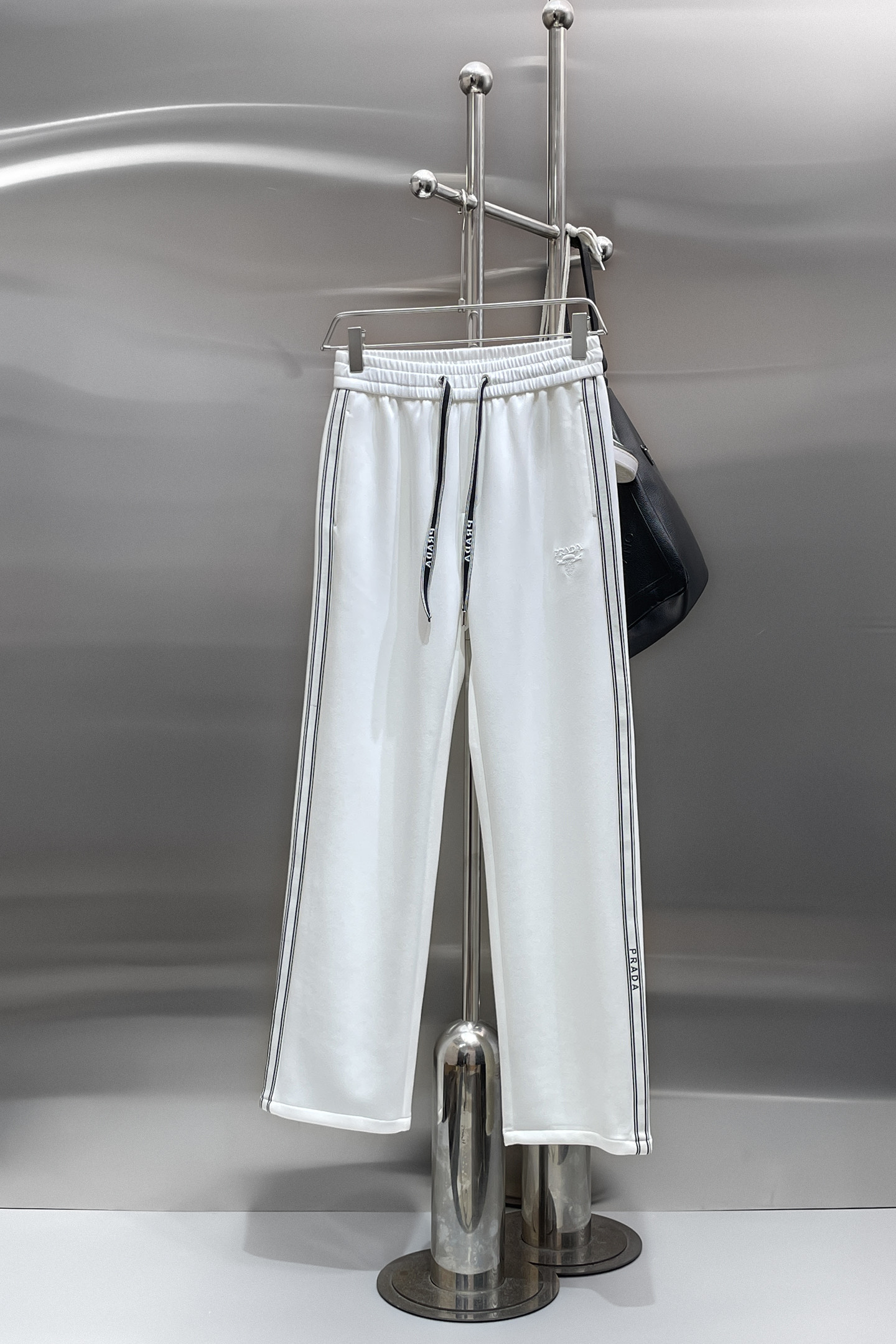 NO:732006,Prada's top product 2025 autumn and winter new casual pants!  On sale simultaneously on the official website. The brand's classic LOGO casual pants, customized fabrics, extremely comfortable, strong touch. Highly recognizable, perfect appearance and craftsmanship. Sizes M-3XL,, prada,19860909普拉达顶级货品 2025秋冬新款休闲裤！官网同步发售.品牌经典LOGO休闲裤 ,定制面料,舒适度极好,手触感强烈.辨识度极高,完美品相工艺. 尺码M-3XL,,prada,,Men's clothing