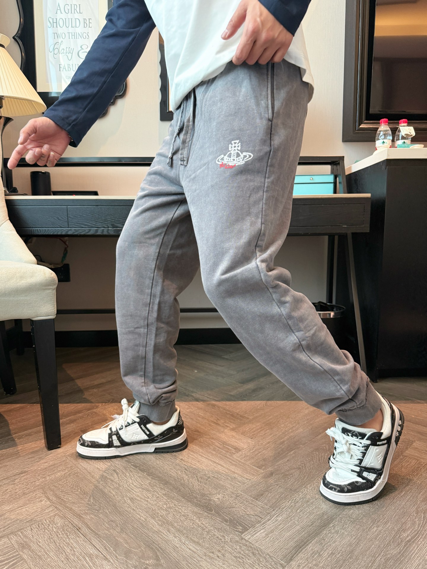 西太后 顶级货品🐮 🆕2025秋冬新款休闲裤！官网同步发售。品牌经典LOGO休闲裤 ，定制面料，舒适度极