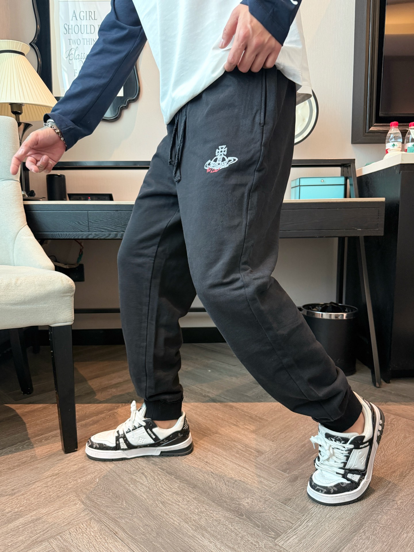 西太后 顶级货品🐮 🆕2025秋冬新款休闲裤！官网同步发售。品牌经典LOGO休闲裤 ，定制面料，舒适度极