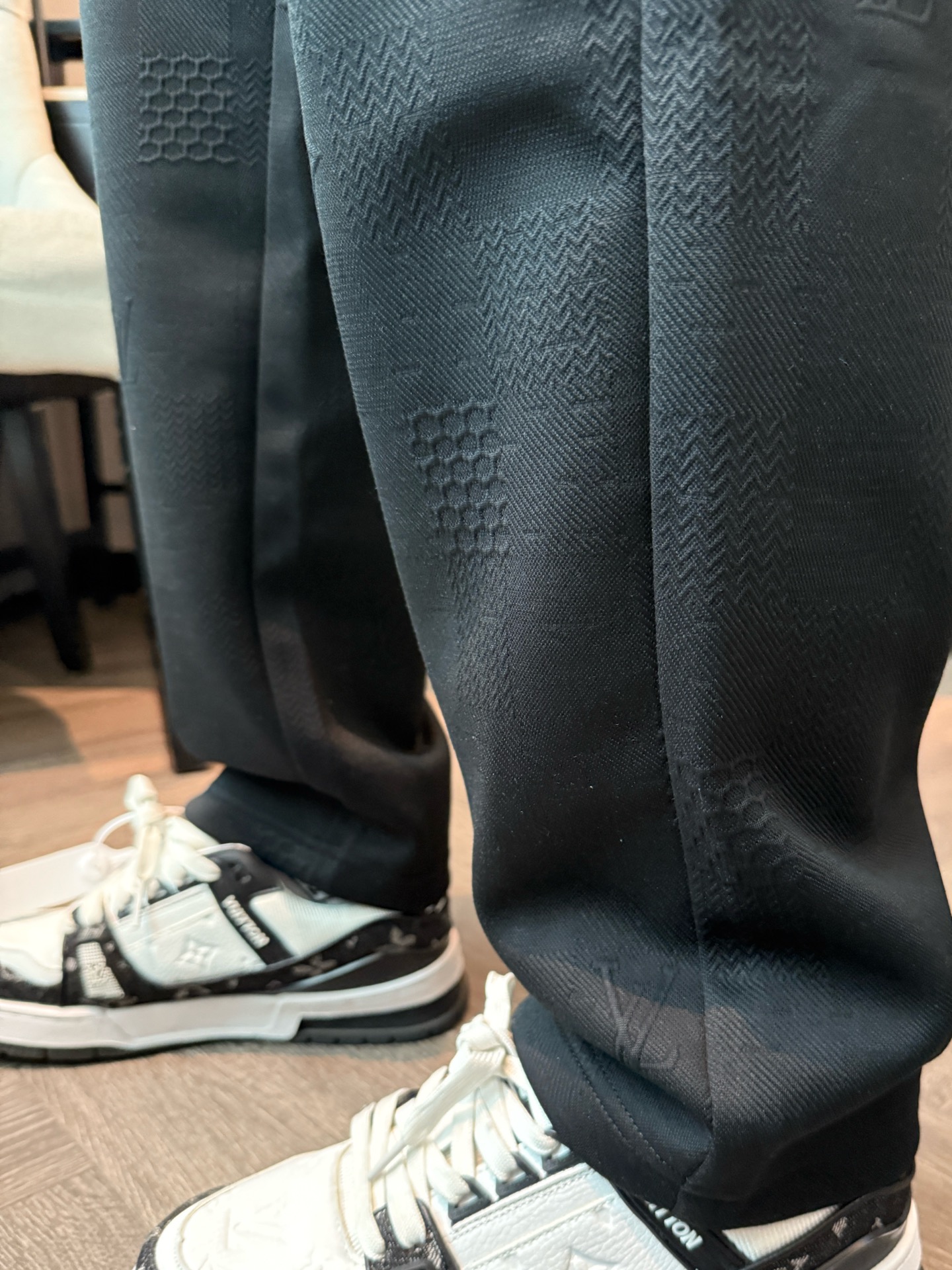 LV 顶级货品🐮 🆕2025秋冬新款休闲裤！官网同步发售。品牌经典LOGO休闲裤 ，定制面料，舒适度极好