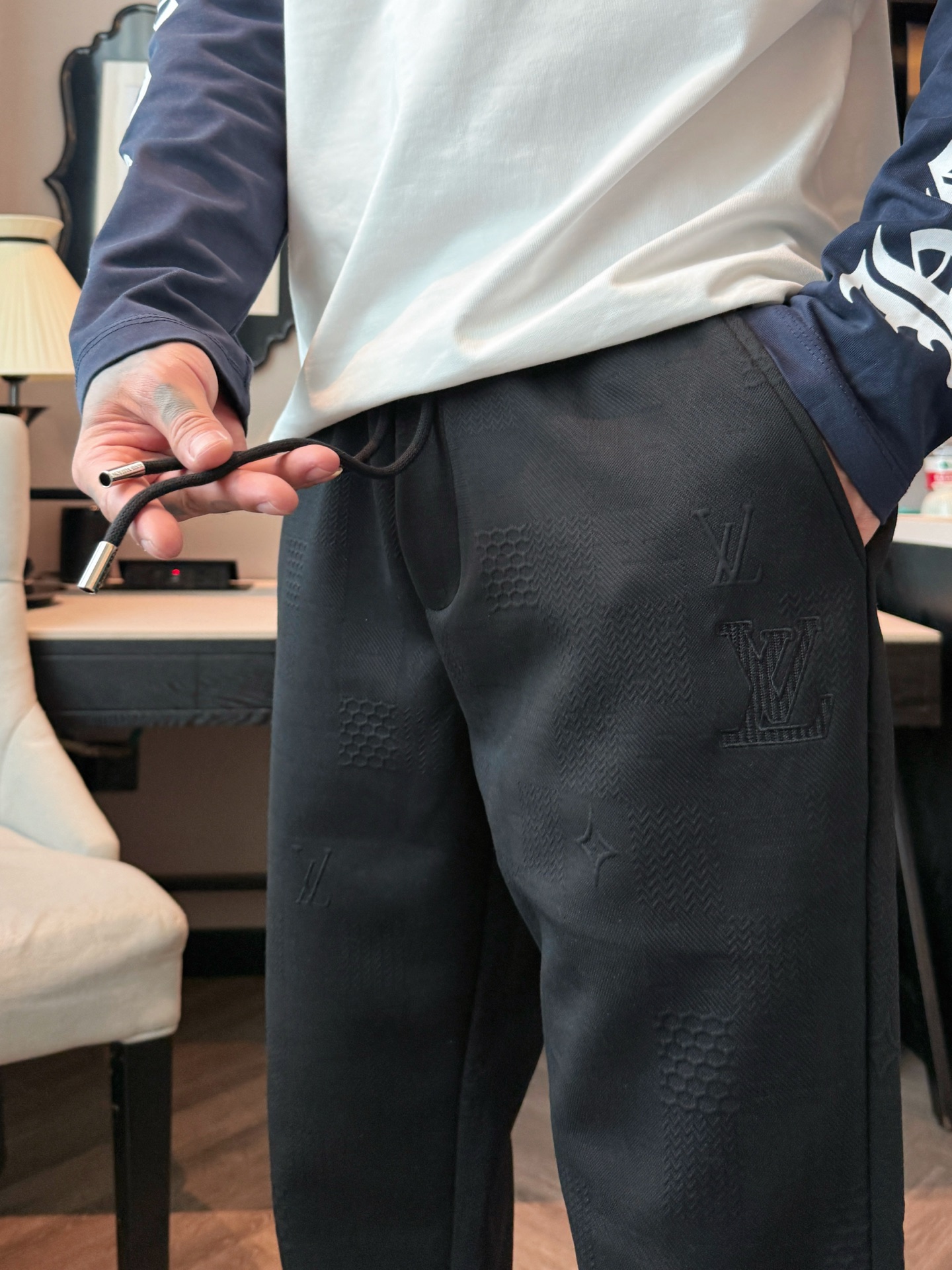 LV 顶级货品🐮 🆕2025秋冬新款休闲裤！官网同步发售。品牌经典LOGO休闲裤 ，定制面料，舒适度极好