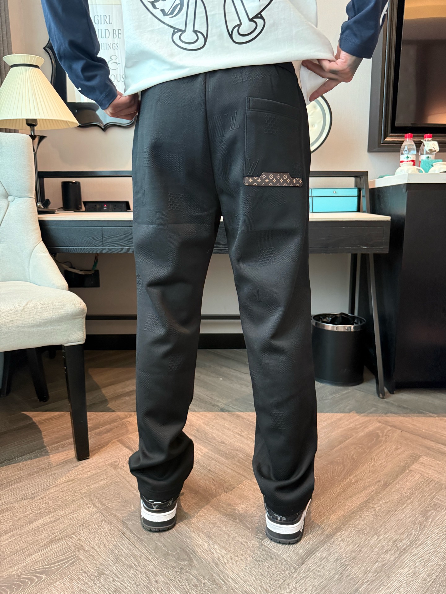 LV 顶级货品🐮 🆕2025秋冬新款休闲裤！官网同步发售。品牌经典LOGO休闲裤 ，定制面料，舒适度极好