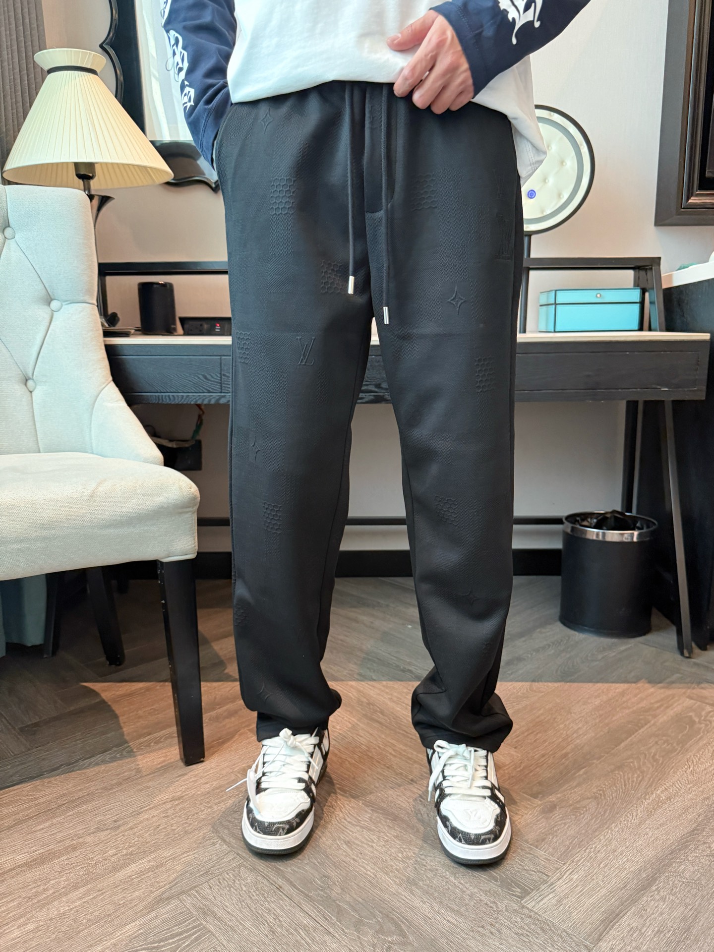 LV 顶级货品🐮 🆕2025秋冬新款休闲裤！官网同步发售。品牌经典LOGO休闲裤 ，定制面料，舒适度极好