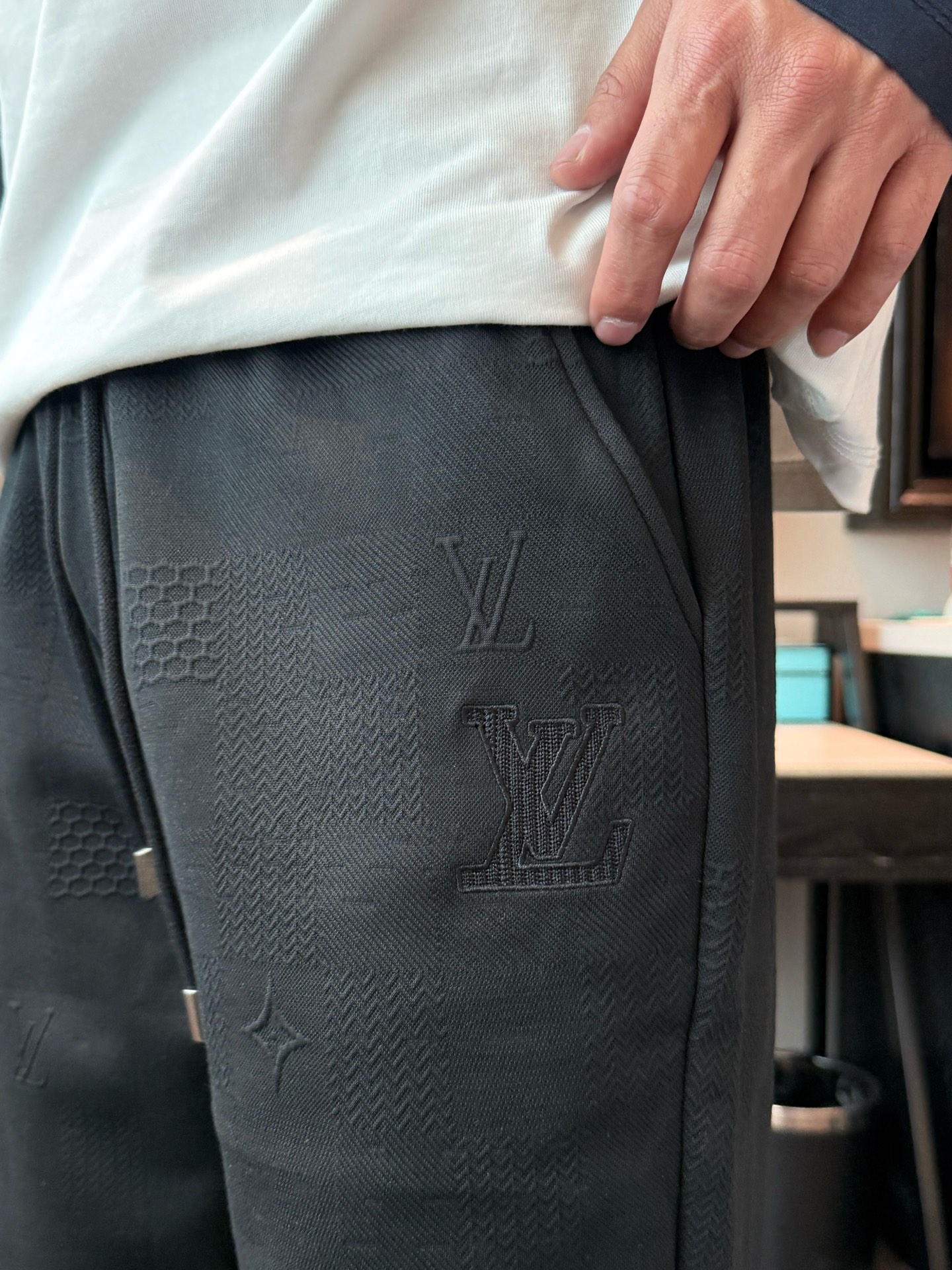 LV 顶级货品🐮 🆕2025秋冬新款休闲裤！官网同步发售。品牌经典LOGO休闲裤 ，定制面料，舒适度极好