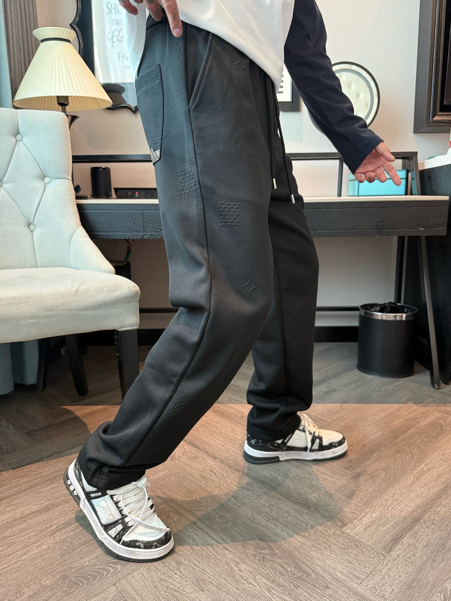 LV 顶级货品🐮 🆕2025秋冬新款休闲裤！官网同步发售。品牌经典LOGO休闲裤 ，定制面料，舒适度极好