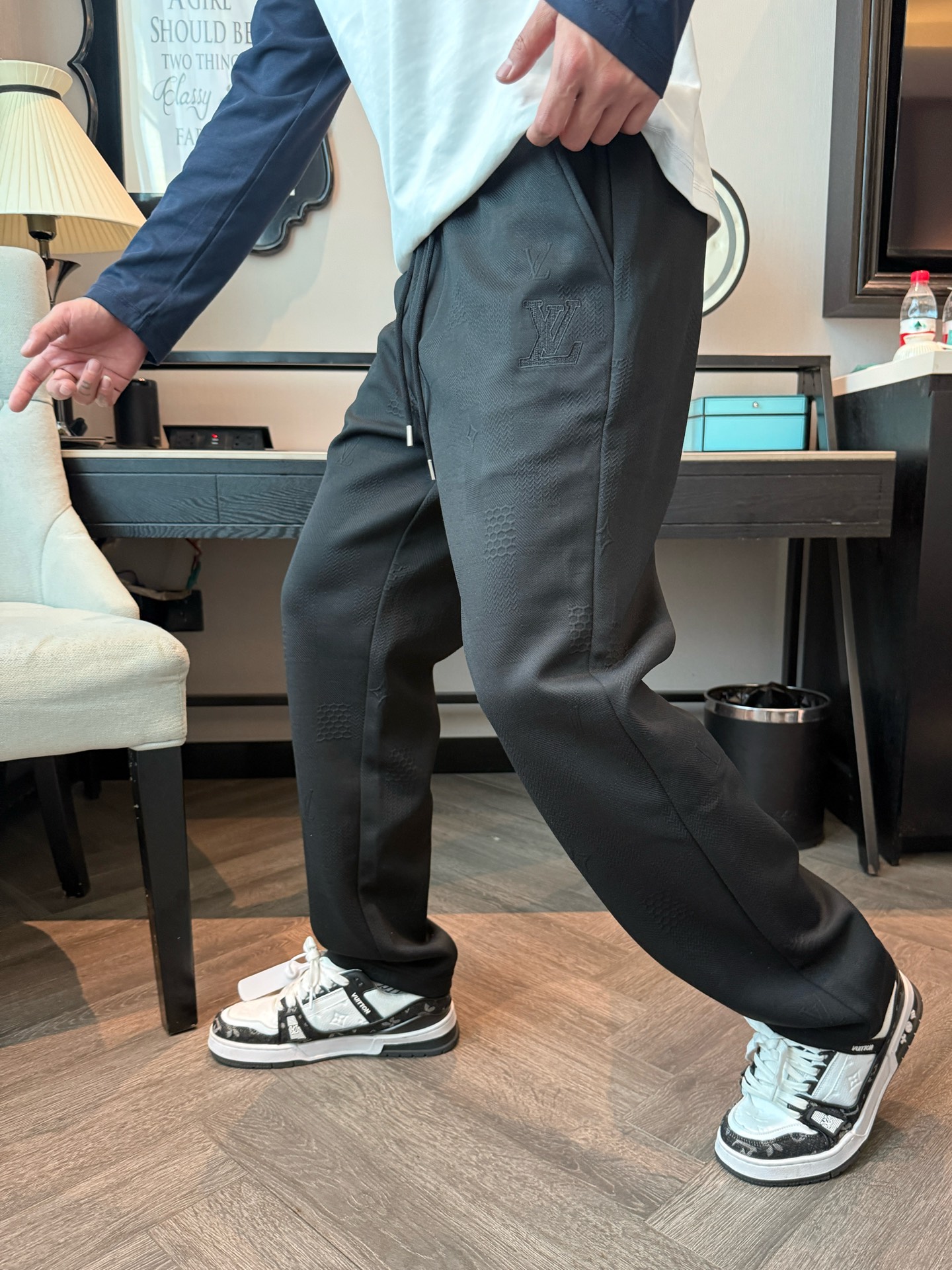 LV 顶级货品🐮 🆕2025秋冬新款休闲裤！官网同步发售。品牌经典LOGO休闲裤 ，定制面料，舒适度极好