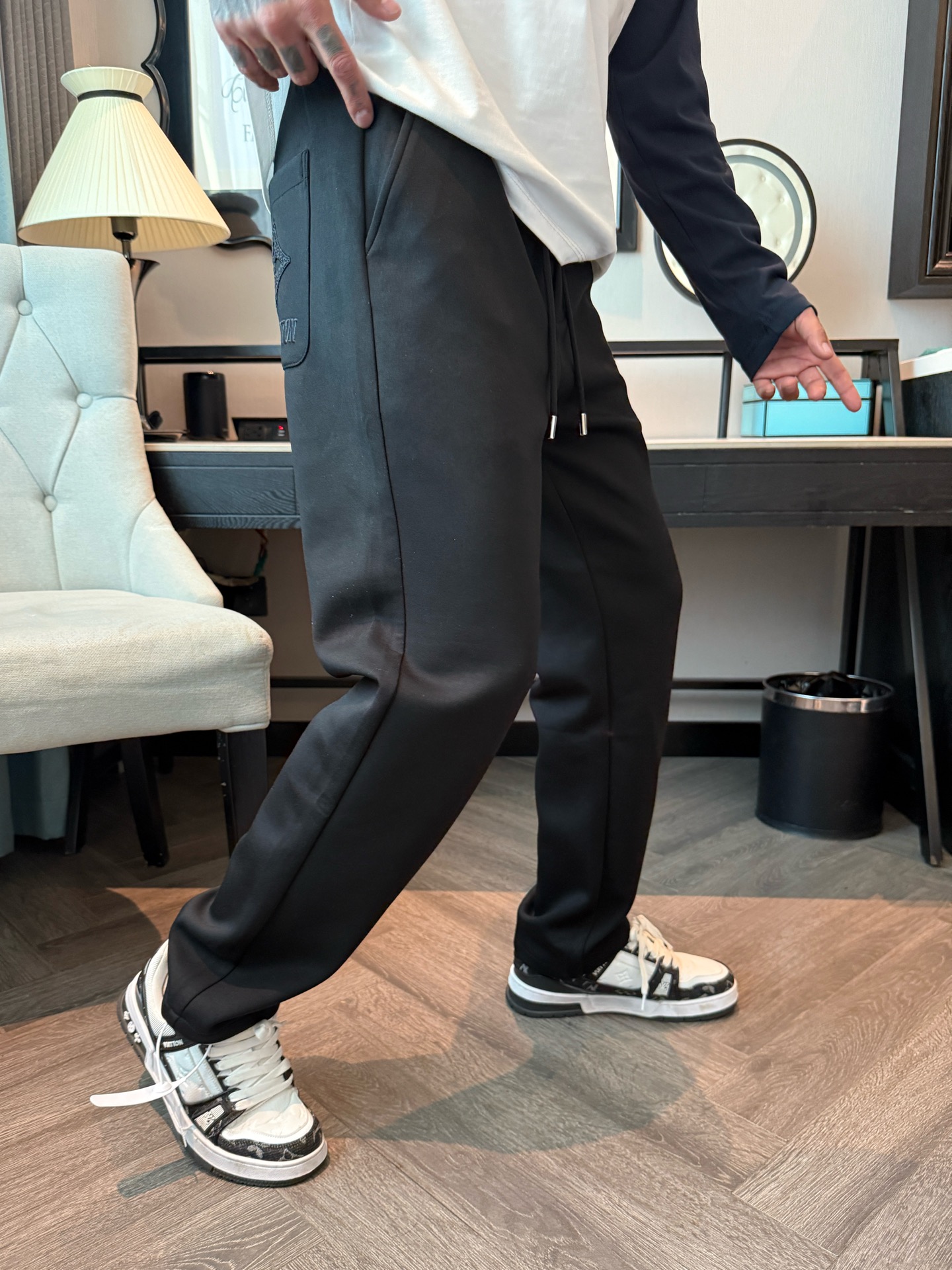 LV 顶级货品🐮 🆕2025秋冬新款休闲裤！官网同步发售。品牌经典LOGO休闲裤 ，定制面料，舒适度极好