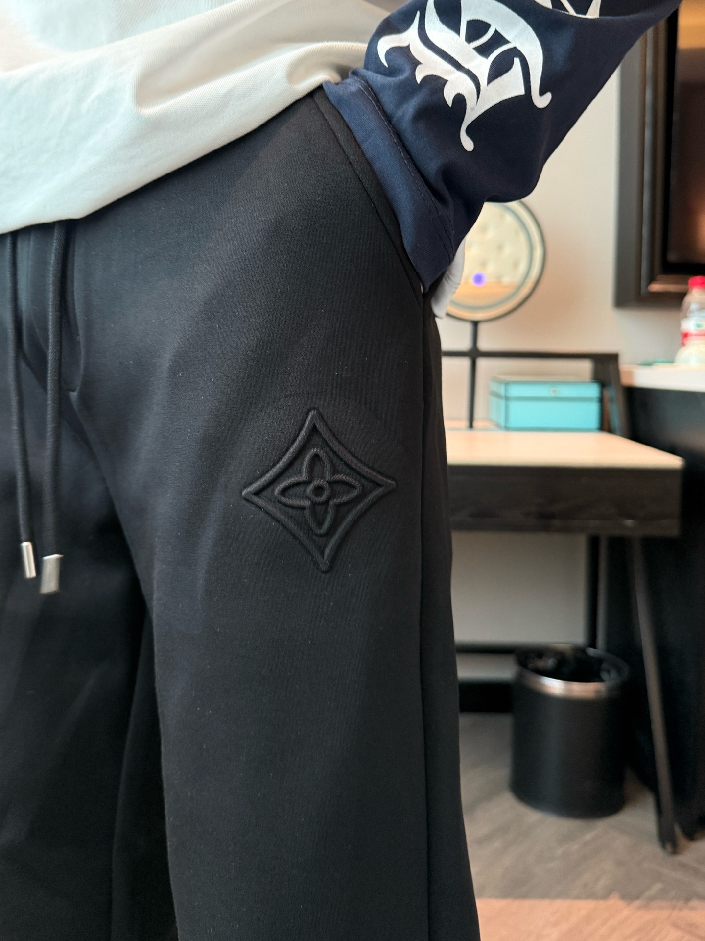 LV 顶级货品🐮 🆕2025秋冬新款休闲裤！官网同步发售。品牌经典LOGO休闲裤 ，定制面料，舒适度极好