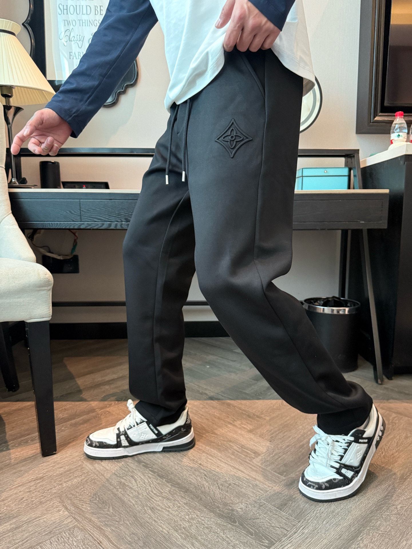 LV 顶级货品🐮 🆕2025秋冬新款休闲裤！官网同步发售。品牌经典LOGO休闲裤 ，定制面料，舒适度极好