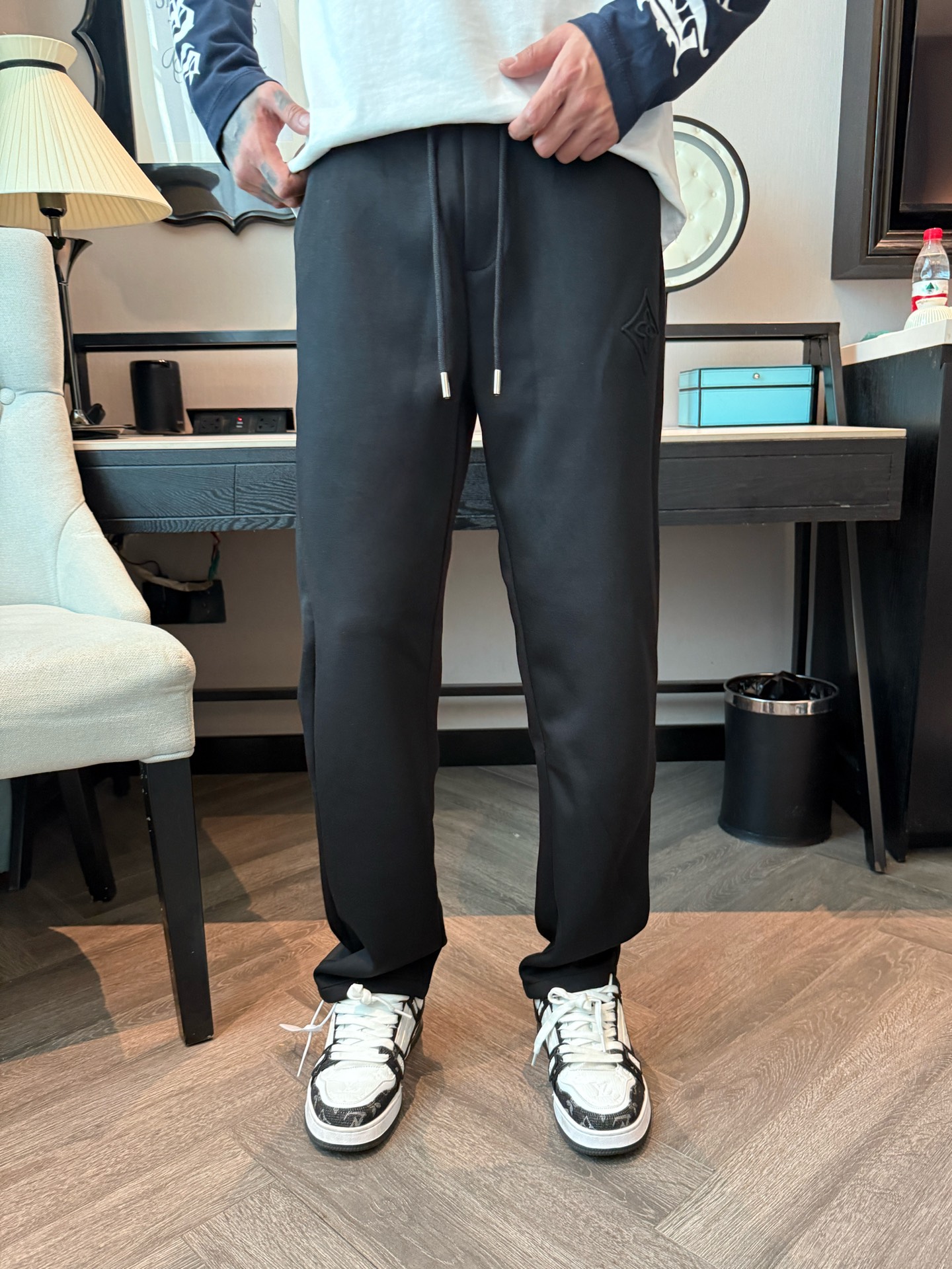 LV 顶级货品🐮 🆕2025秋冬新款休闲裤！官网同步发售。品牌经典LOGO休闲裤 ，定制面料，舒适度极好