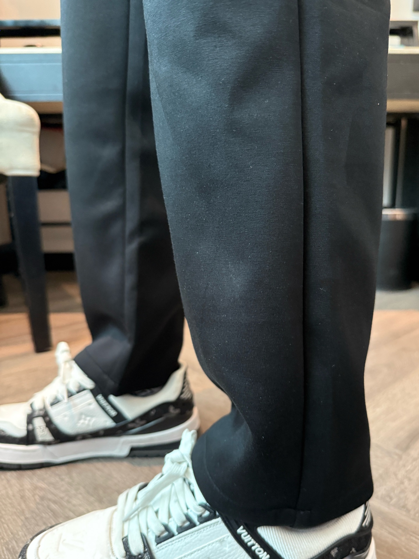 LV 顶级货品🐮 🆕2025秋冬新款休闲裤！官网同步发售。品牌经典LOGO休闲裤 ，定制面料，舒适度极好