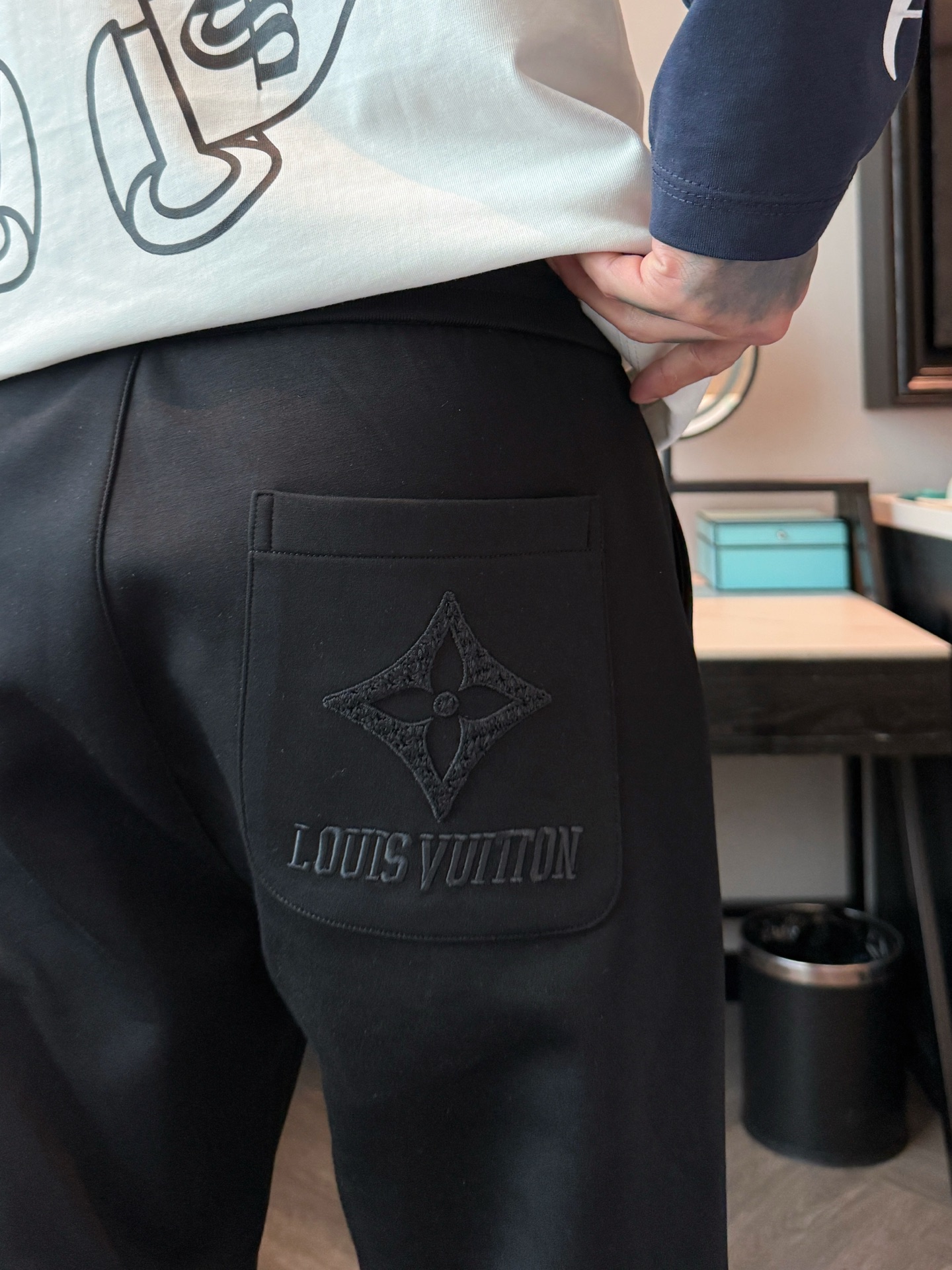 LV 顶级货品🐮 🆕2025秋冬新款休闲裤！官网同步发售。品牌经典LOGO休闲裤 ，定制面料，舒适度极好