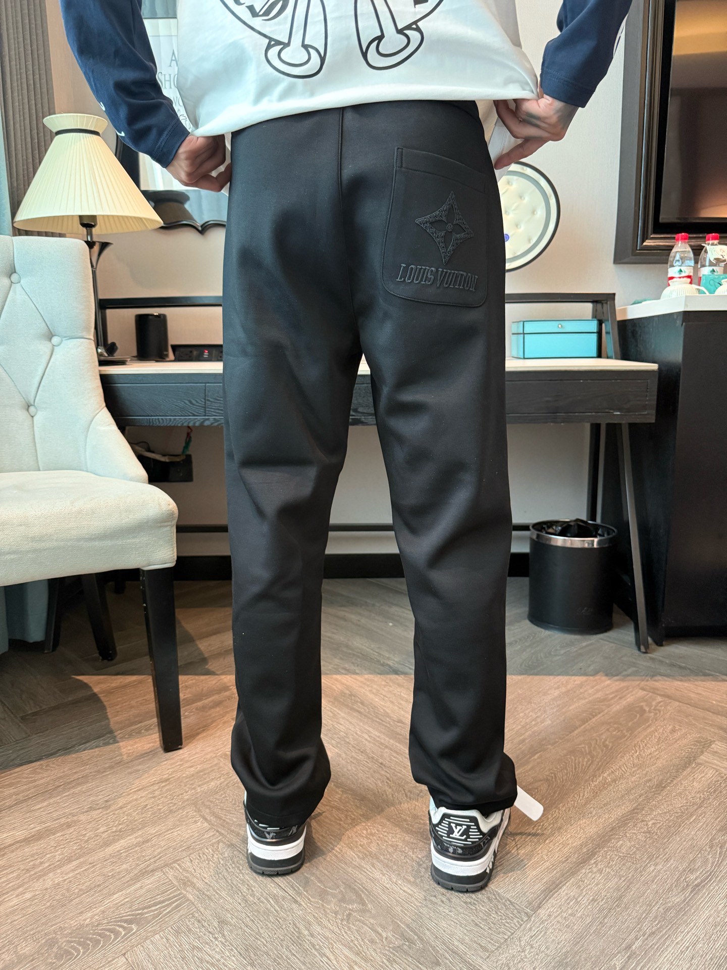 LV 顶级货品🐮 🆕2025秋冬新款休闲裤！官网同步发售。品牌经典LOGO休闲裤 ，定制面料，舒适度极好