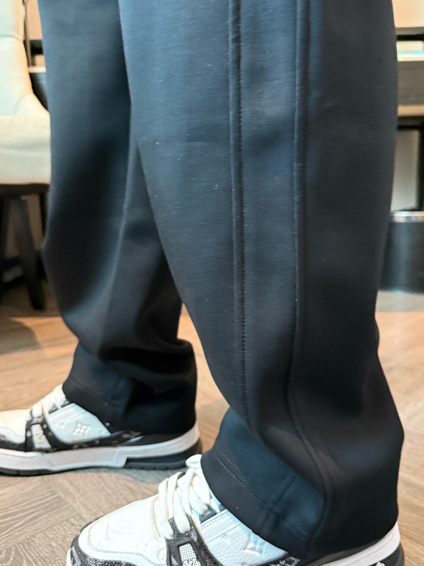 巴黎世家 顶级货品🐮 🆕2025秋冬新款休闲裤！官网同步发售。品牌经典LOGO休闲裤 ，定制面料，舒适度