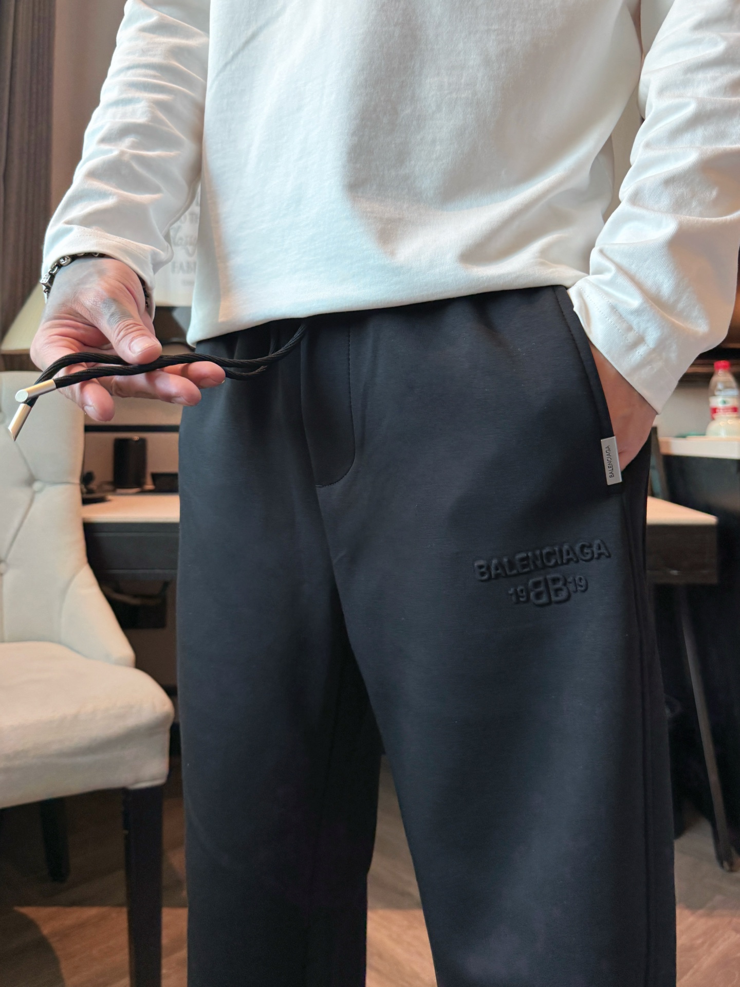 巴黎世家 顶级货品🐮 🆕2025秋冬新款休闲裤！官网同步发售。品牌经典LOGO休闲裤 ，定制面料，舒适度