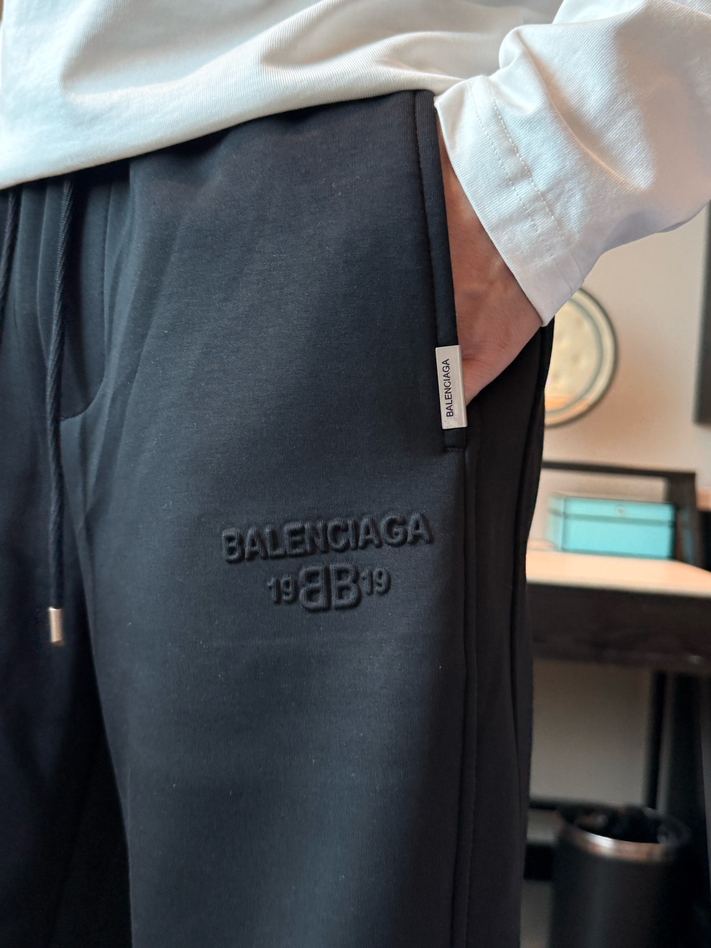 巴黎世家 顶级货品🐮 🆕2025秋冬新款休闲裤！官网同步发售。品牌经典LOGO休闲裤 ，定制面料，舒适度