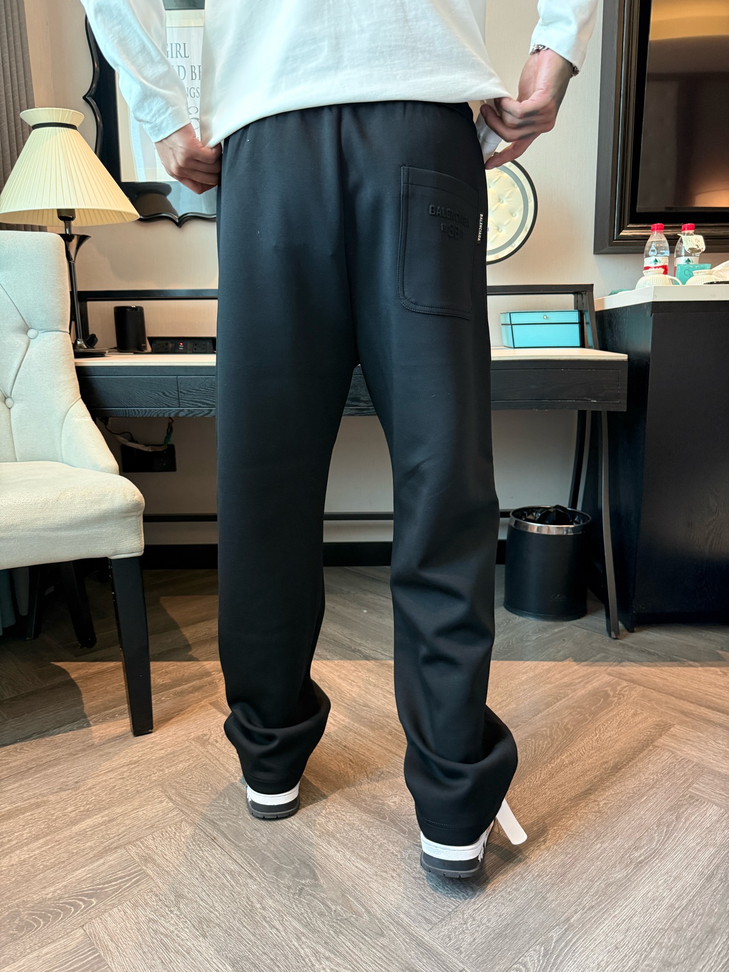 巴黎世家 顶级货品🐮 🆕2025秋冬新款休闲裤！官网同步发售。品牌经典LOGO休闲裤 ，定制面料，舒适度