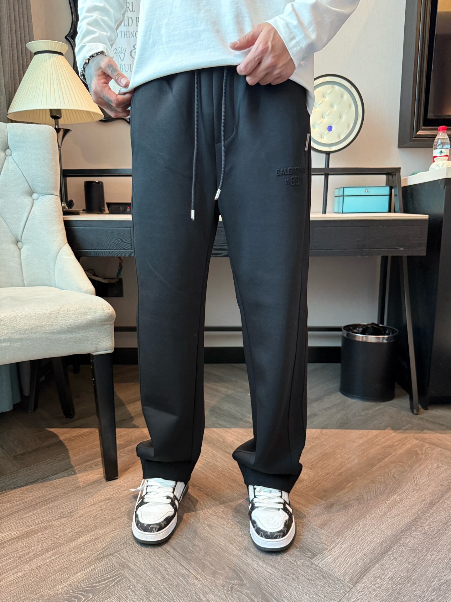 巴黎世家 顶级货品🐮 🆕2025秋冬新款休闲裤！官网同步发售。品牌经典LOGO休闲裤 ，定制面料，舒适度