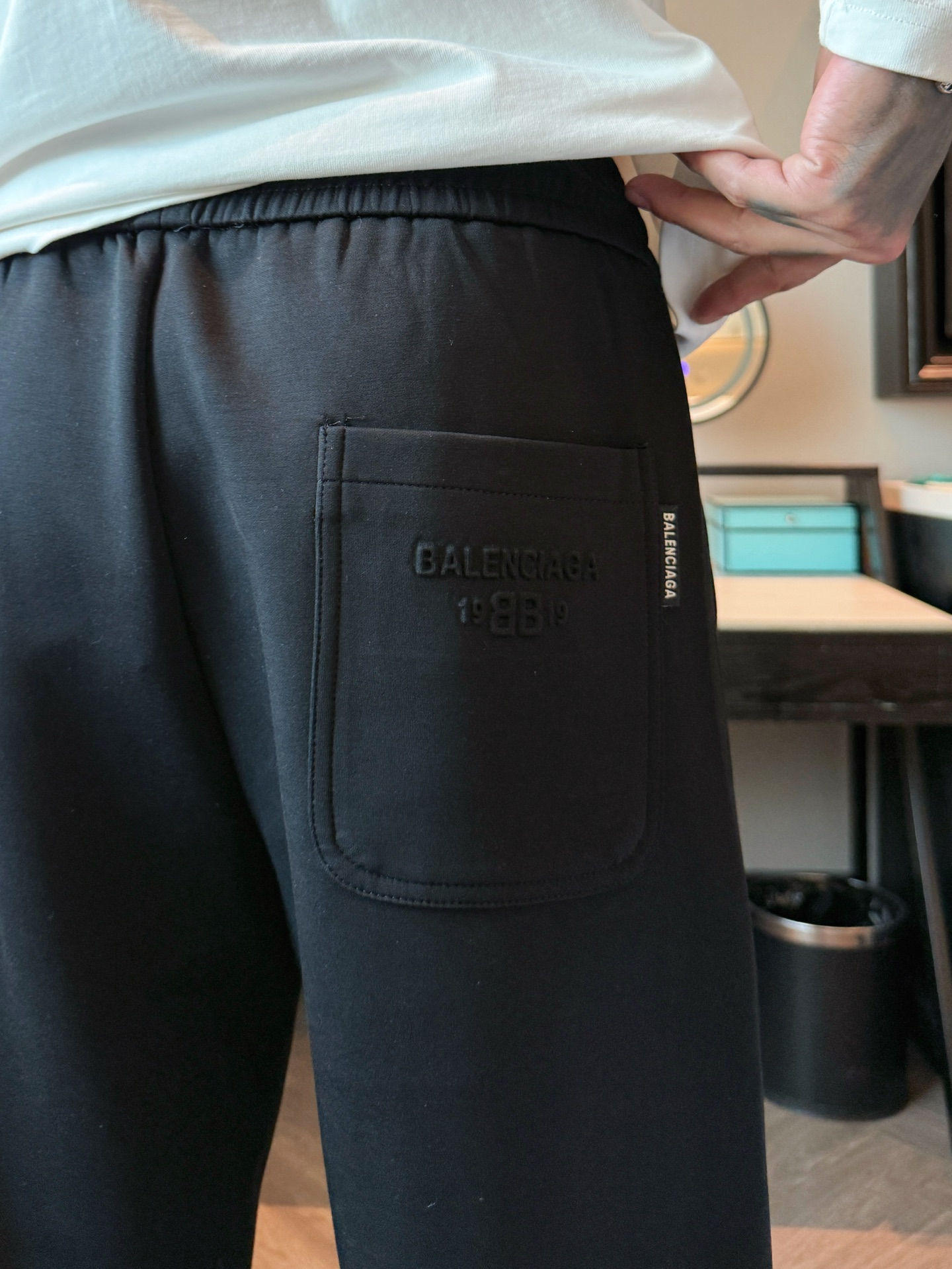 巴黎世家 顶级货品🐮 🆕2025秋冬新款休闲裤！官网同步发售。品牌经典LOGO休闲裤 ，定制面料，舒适度