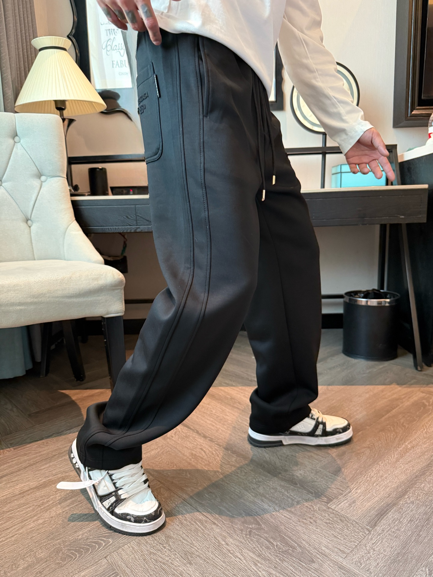 巴黎世家 顶级货品🐮 🆕2025秋冬新款休闲裤！官网同步发售。品牌经典LOGO休闲裤 ，定制面料，舒适度