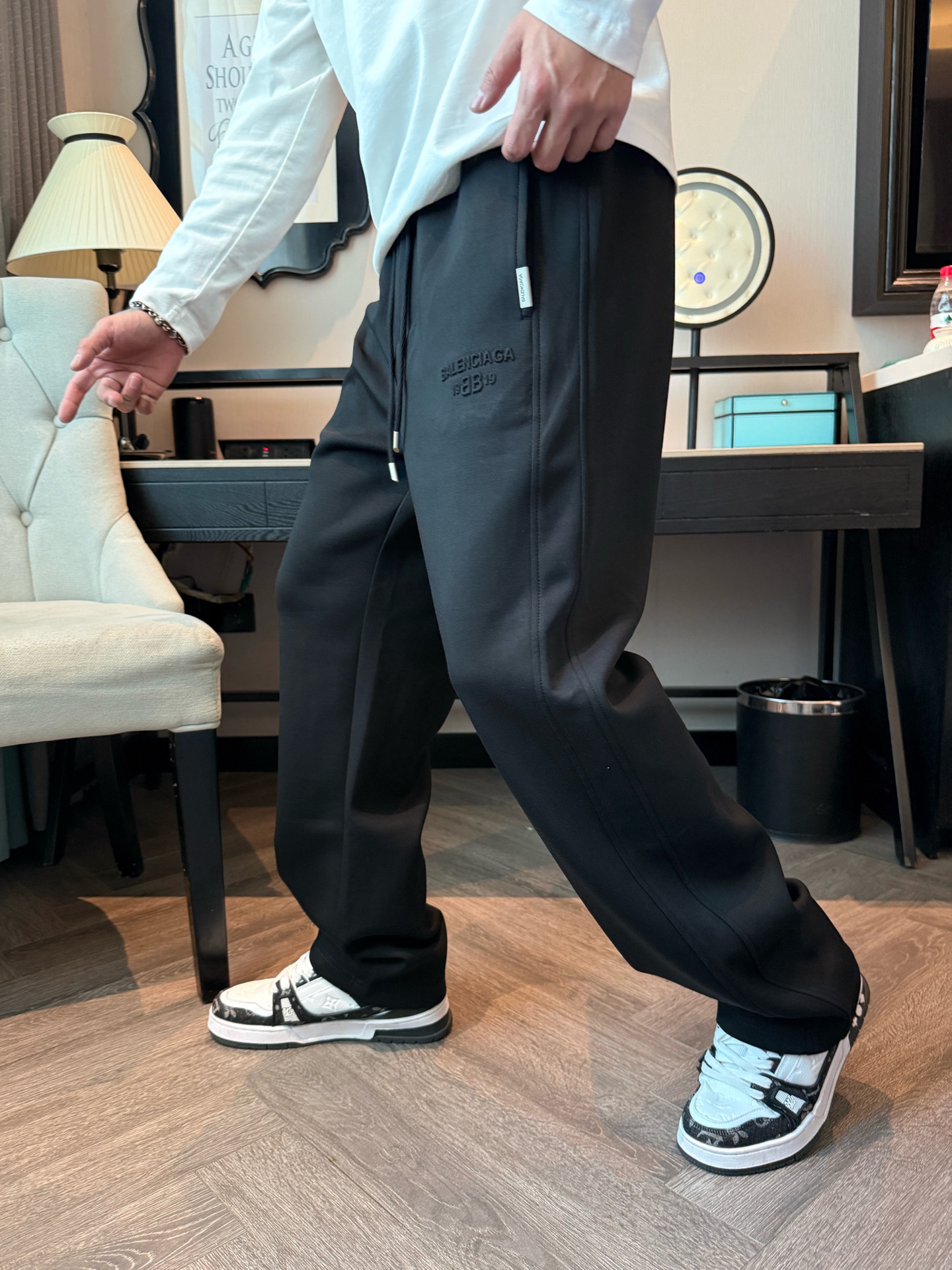 巴黎世家 顶级货品🐮 🆕2025秋冬新款休闲裤！官网同步发售。品牌经典LOGO休闲裤 ，定制面料，舒适度