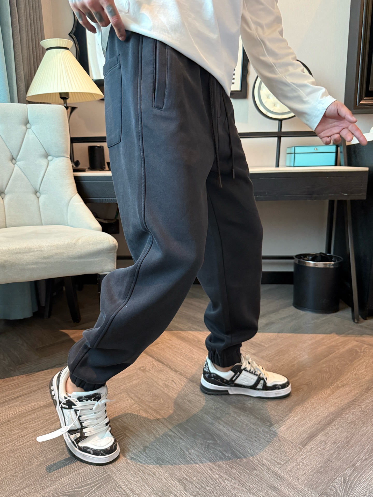 巴黎世家 顶级货品🐮 🆕2025秋冬新款休闲裤！官网同步发售。品牌经典LOGO休闲裤 ，定制面料，舒适度