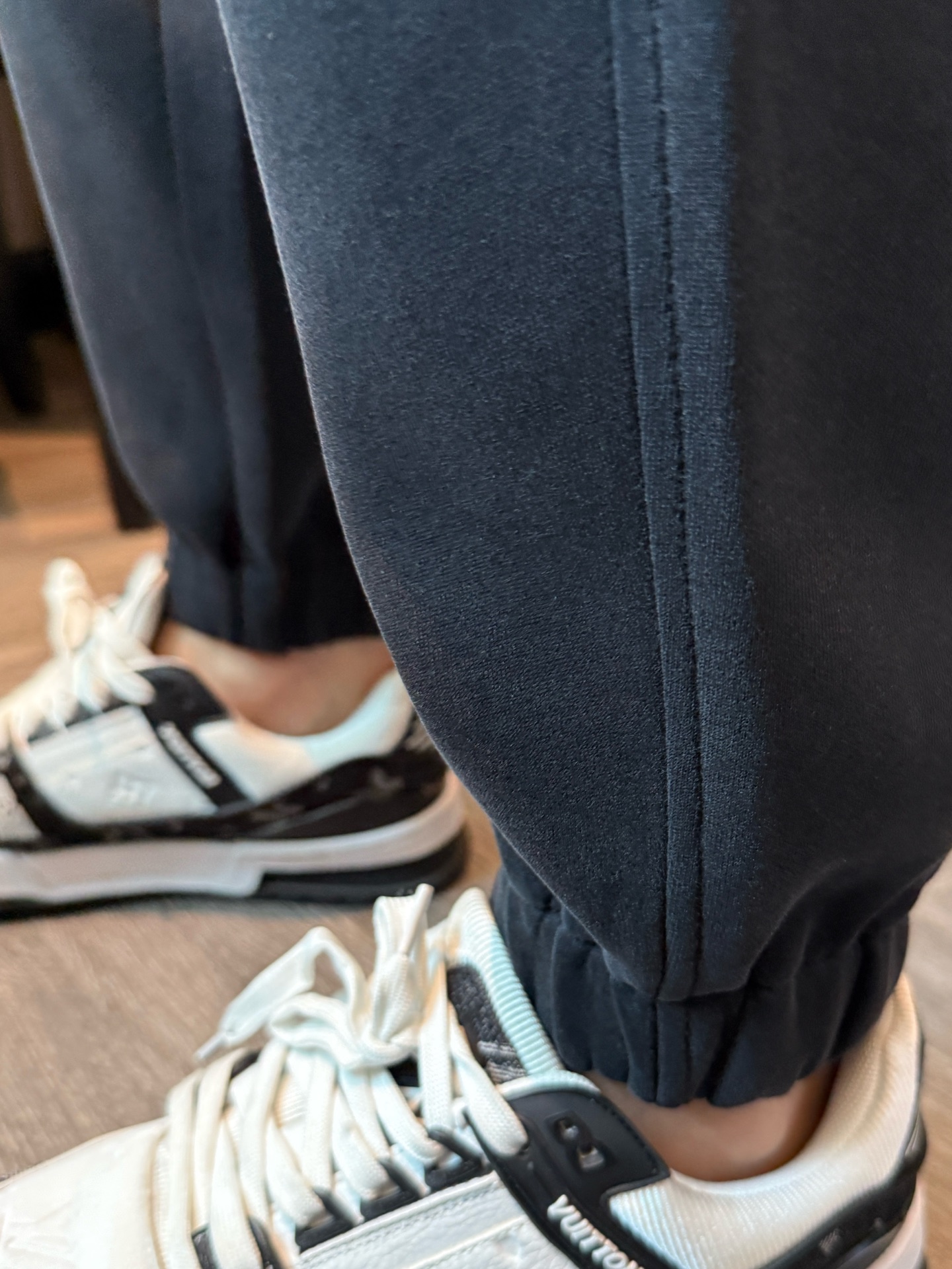 巴黎世家 顶级货品🐮 🆕2025秋冬新款休闲裤！官网同步发售。品牌经典LOGO休闲裤 ，定制面料，舒适度