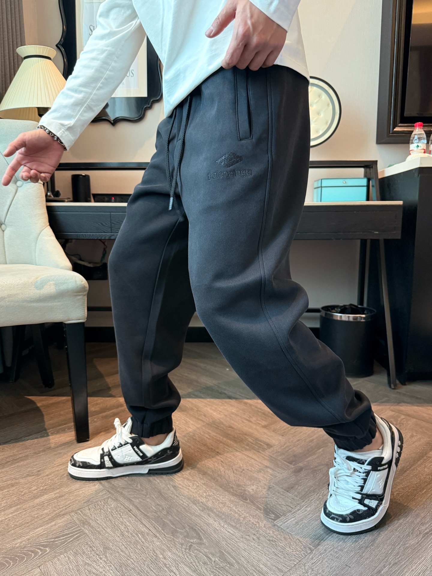 巴黎世家 顶级货品🐮 🆕2025秋冬新款休闲裤！官网同步发售。品牌经典LOGO休闲裤 ，定制面料，舒适度