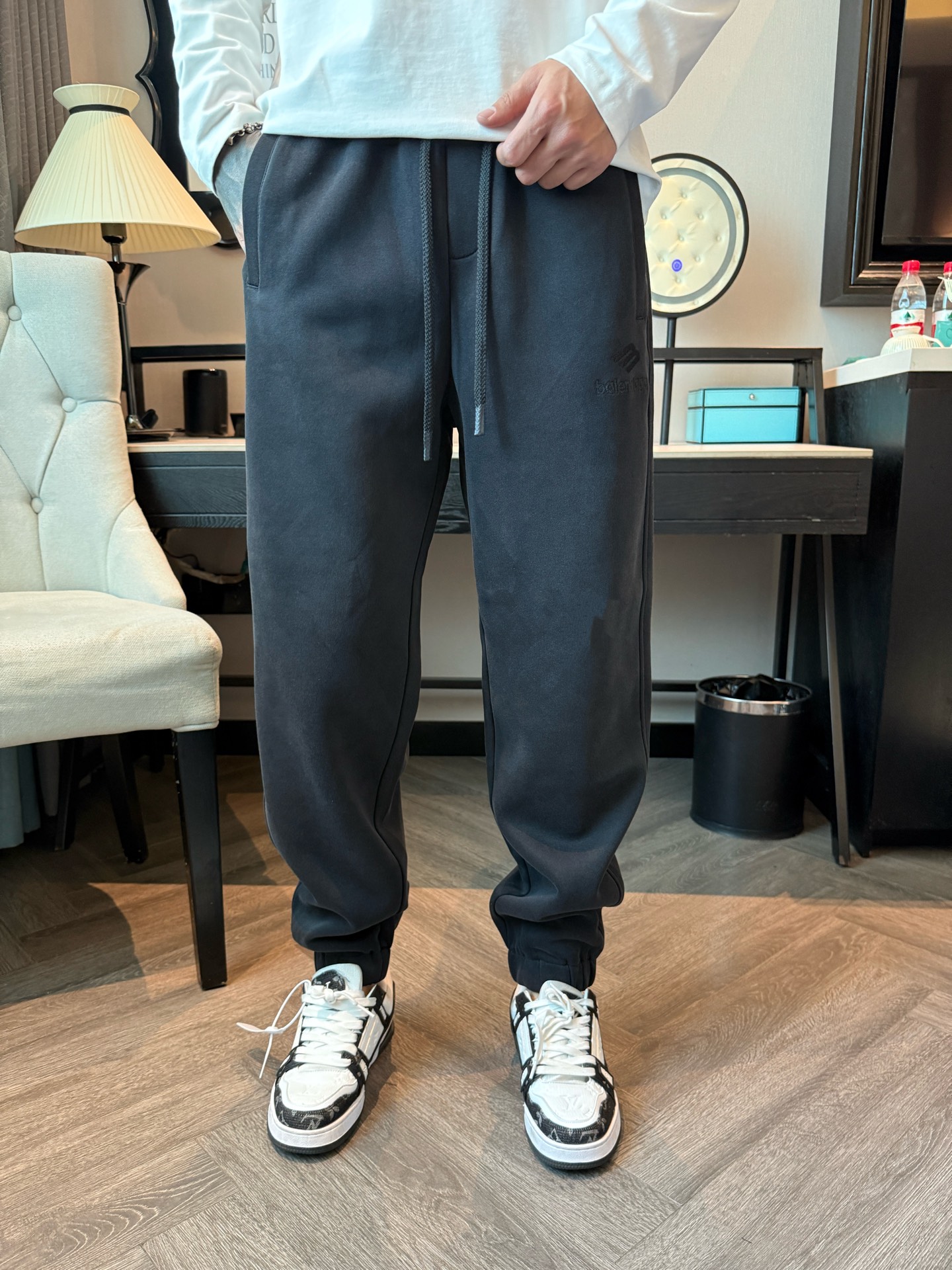 巴黎世家 顶级货品🐮 🆕2025秋冬新款休闲裤！官网同步发售。品牌经典LOGO休闲裤 ，定制面料，舒适度