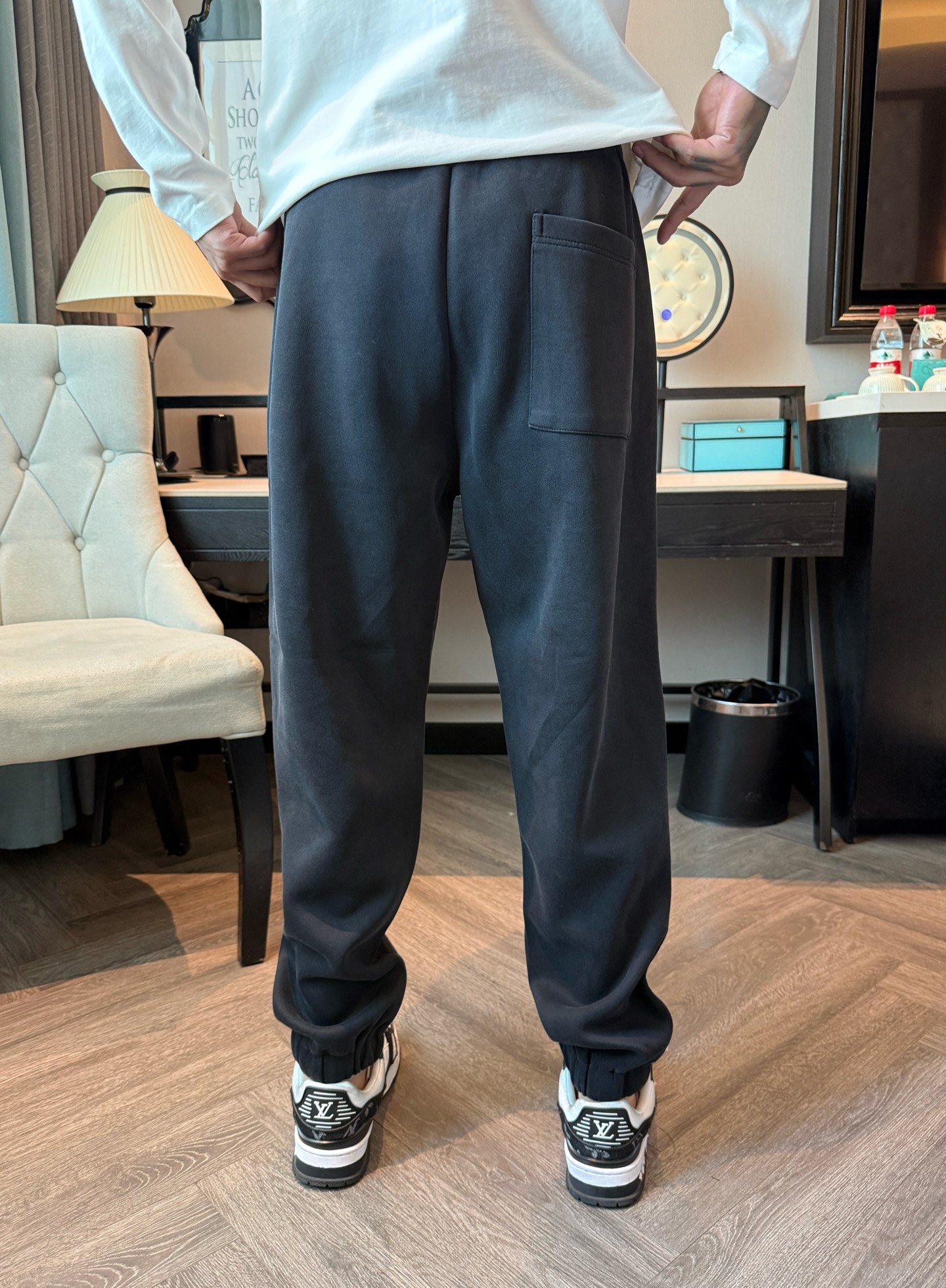 巴黎世家 顶级货品🐮 🆕2025秋冬新款休闲裤！官网同步发售。品牌经典LOGO休闲裤 ，定制面料，舒适度