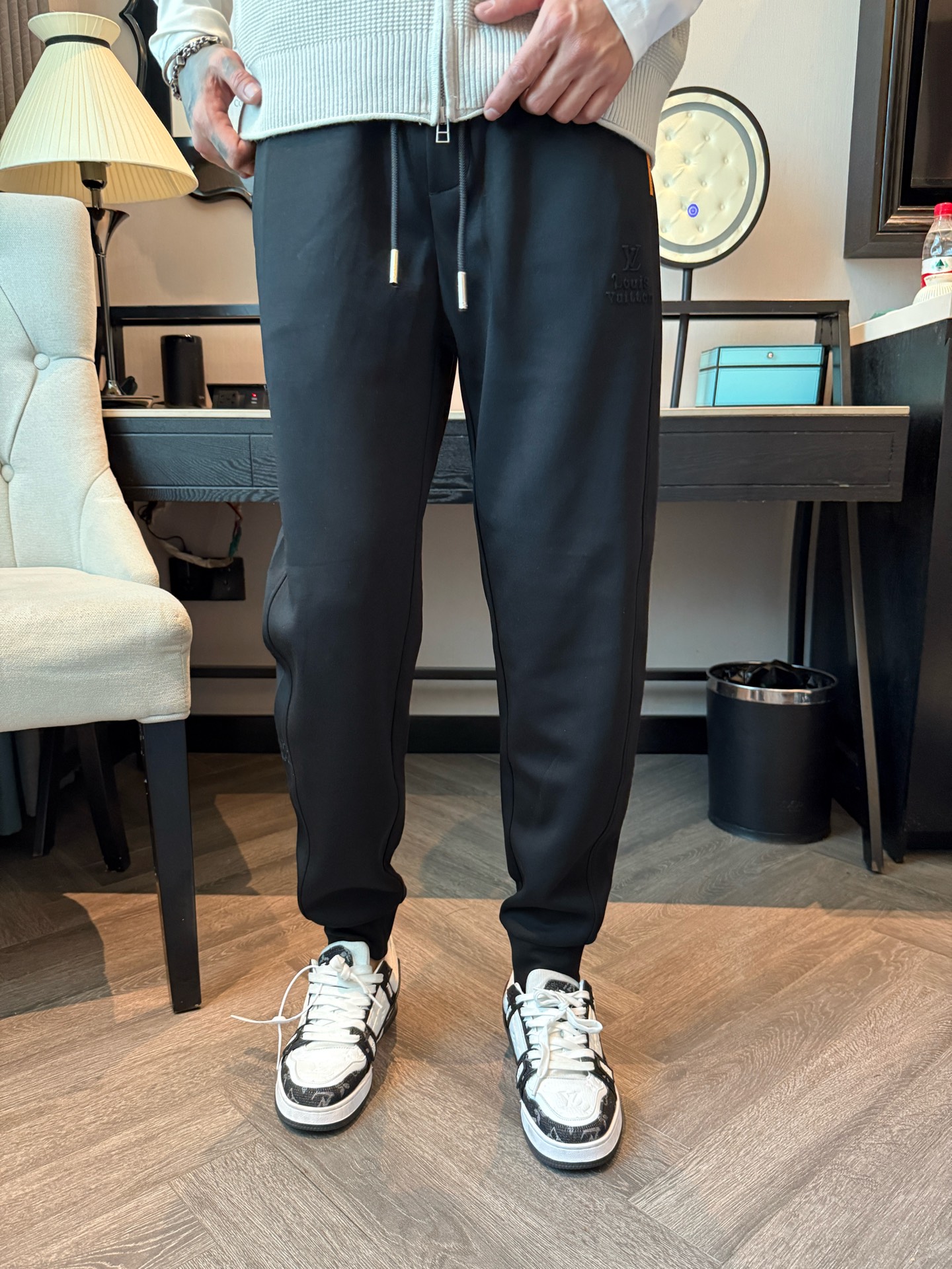 LV 顶级货品🐮 🆕2025秋冬新款休闲裤！官网同步发售。品牌经典LOGO休闲裤 ，定制面料，舒适度极好