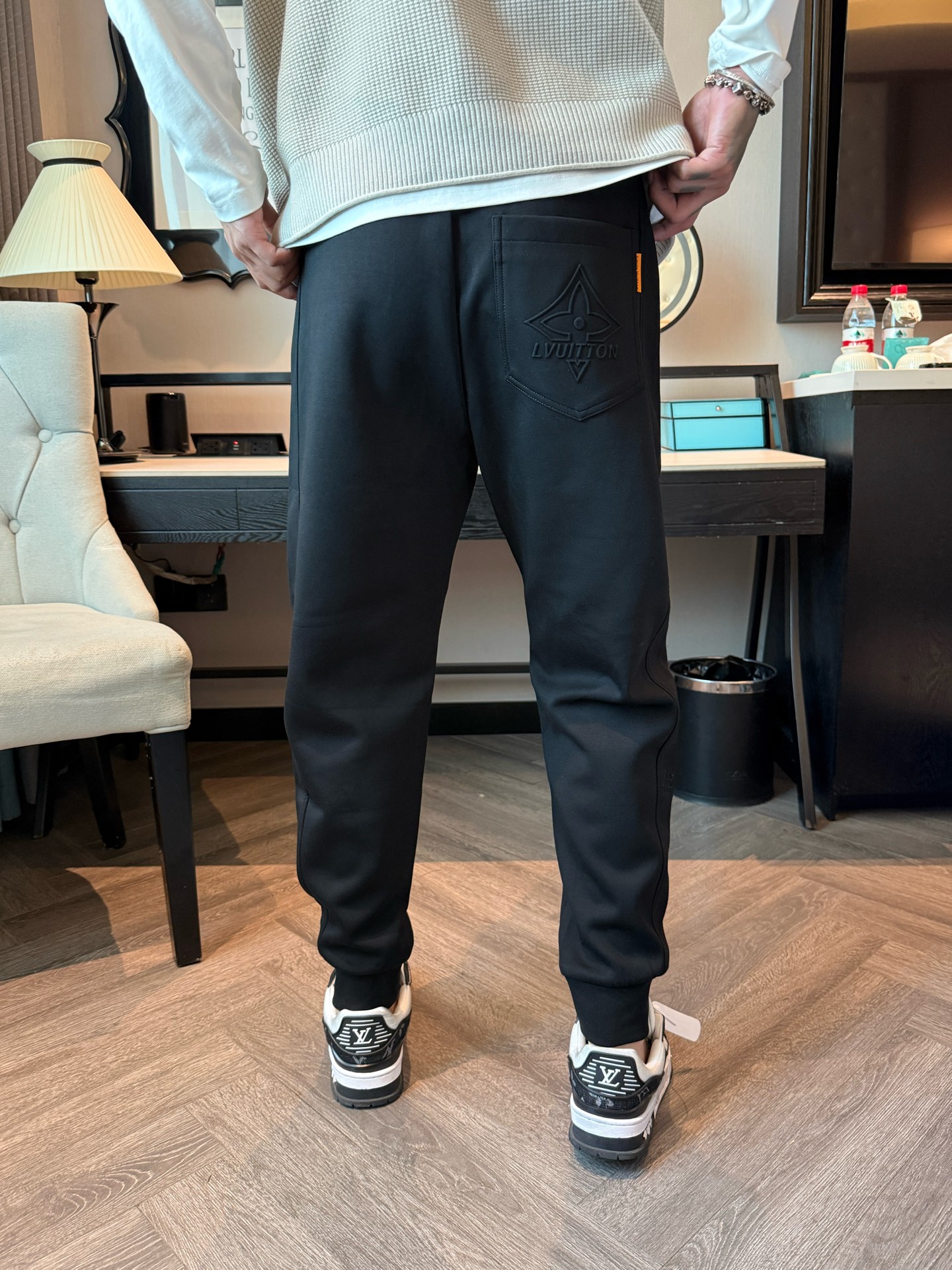 LV 顶级货品🐮 🆕2025秋冬新款休闲裤！官网同步发售。品牌经典LOGO休闲裤 ，定制面料，舒适度极好