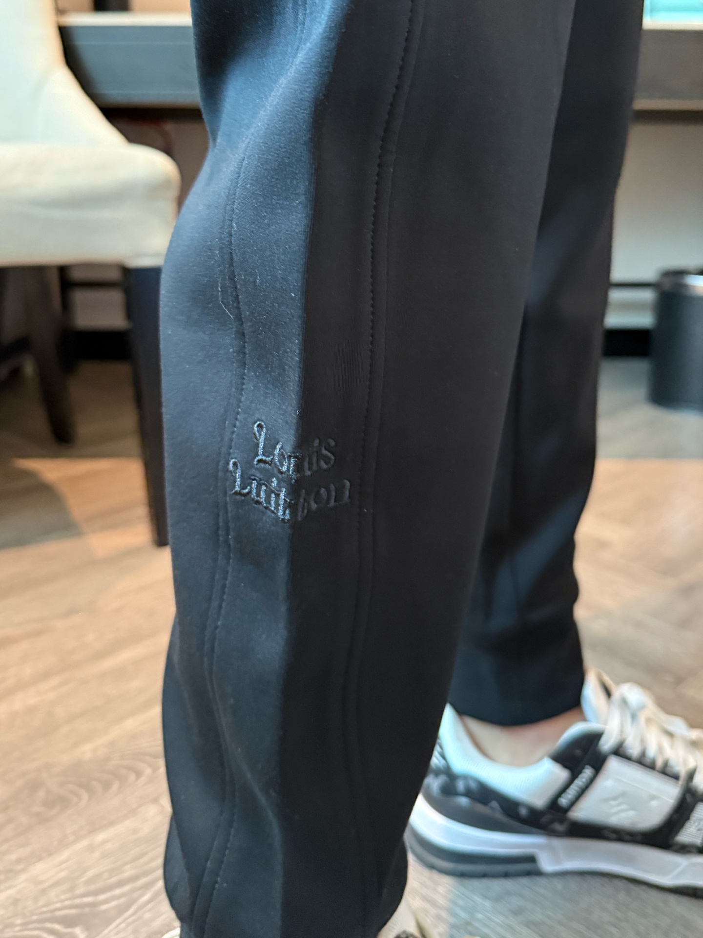 LV 顶级货品🐮 🆕2025秋冬新款休闲裤！官网同步发售。品牌经典LOGO休闲裤 ，定制面料，舒适度极好