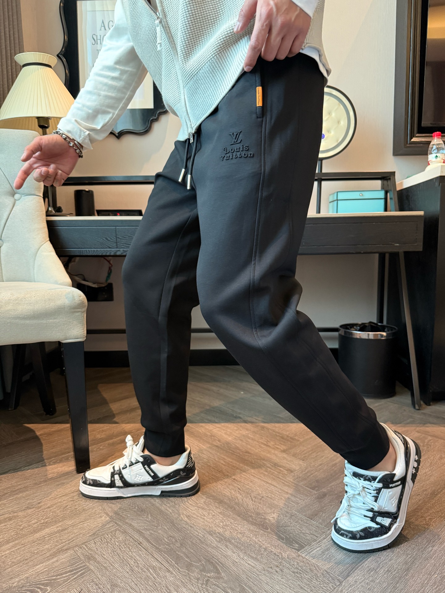 LV 顶级货品🐮 🆕2025秋冬新款休闲裤！官网同步发售。品牌经典LOGO休闲裤 ，定制面料，舒适度极好